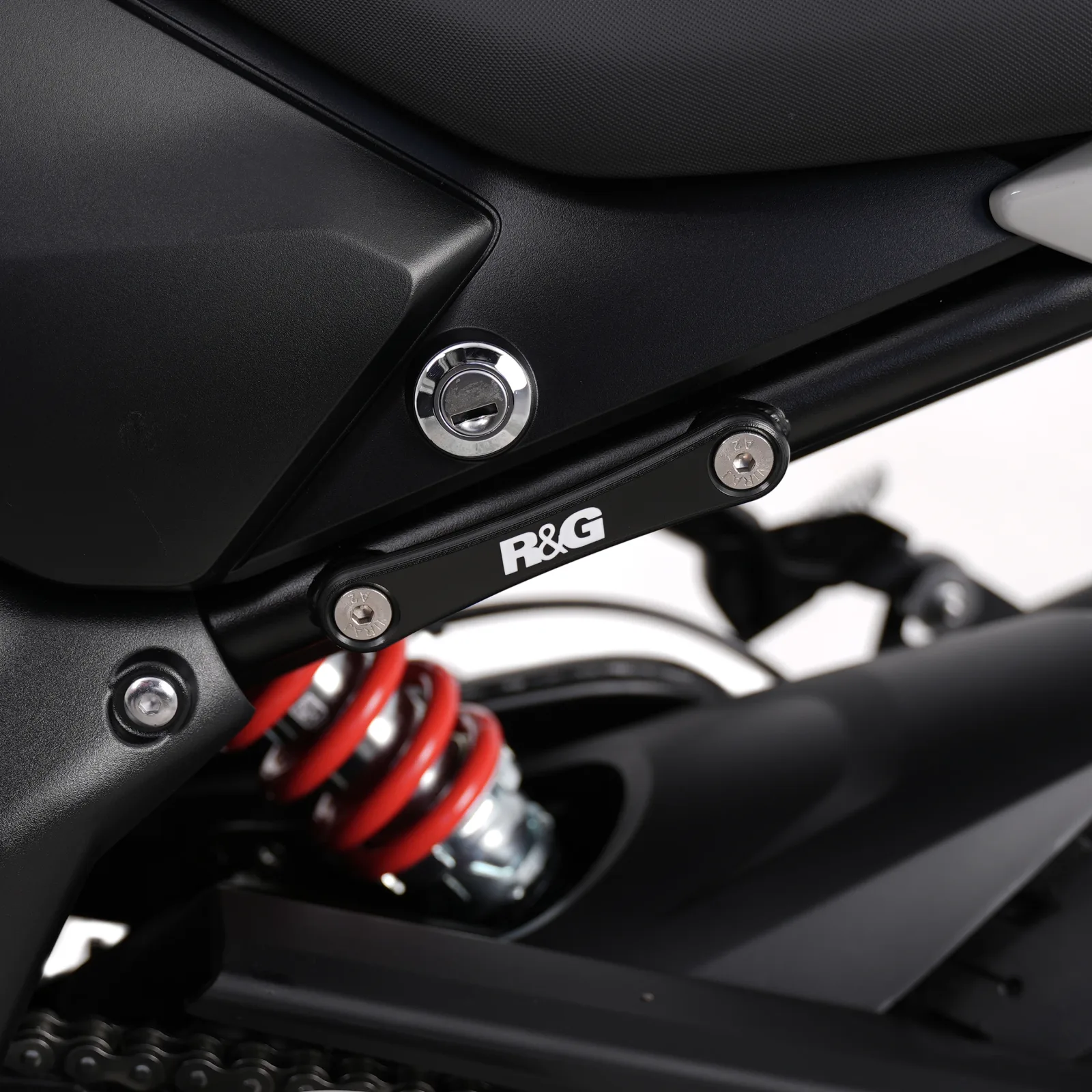 R&G Капачки за степенките на пътника за BMW S 1000 XR (2015–2019), Triumph Trident 660 (2021–2025), Daytona 660 (2024+) и др.