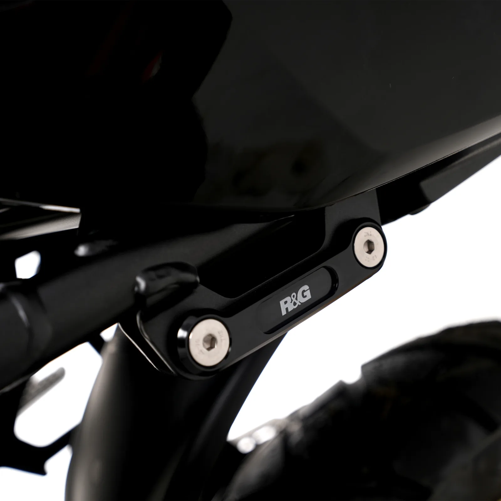 R&G Капачки за степенките на пътника за Honda CB 500F (2016–2023), CBR 500R (2016–2023), CB 500X (2019–2023) и др.