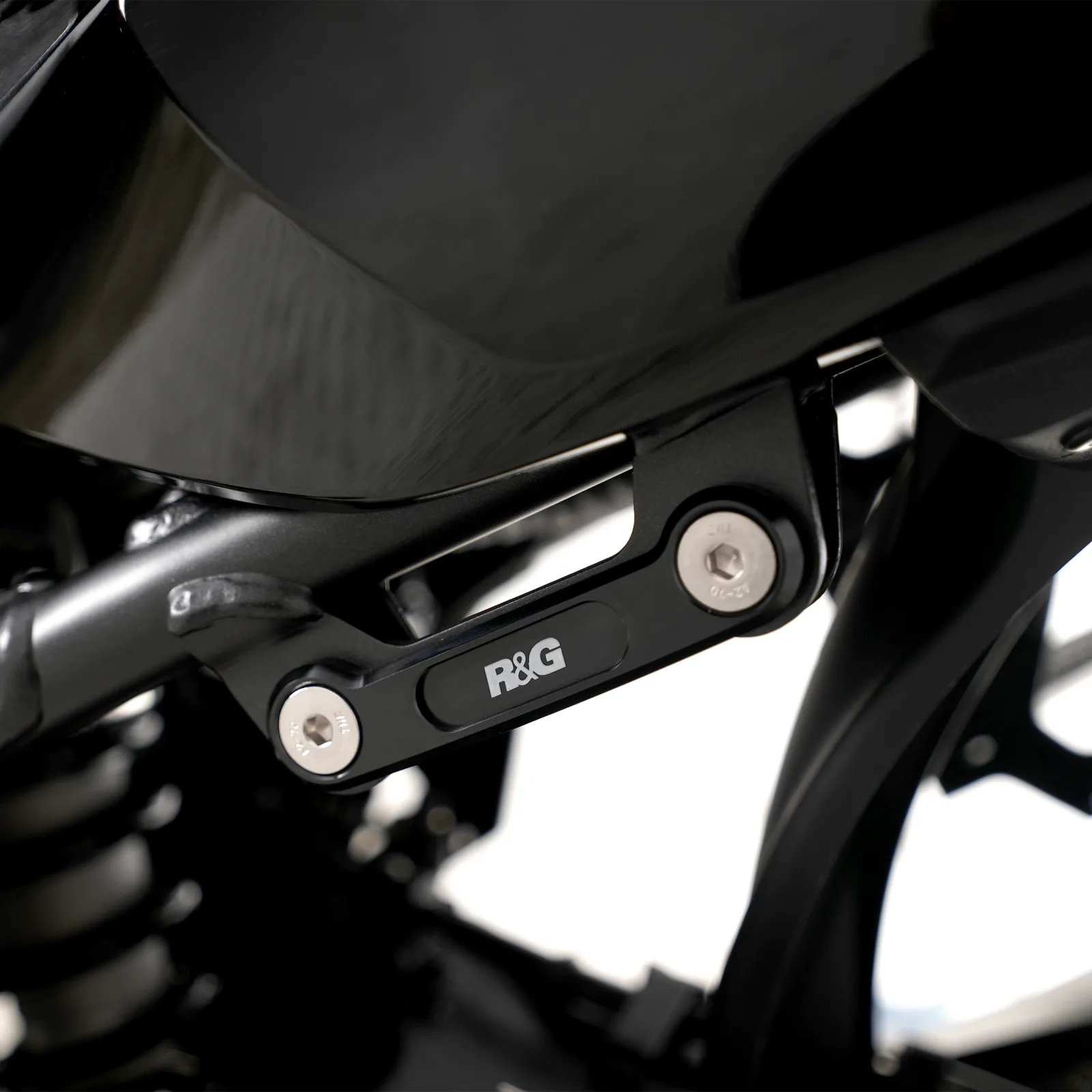 R&G Капачки за степенките на пътника за Honda CB 500F (2016–2023), CBR 500R (2016–2023), CB 500X (2019–2023) и др.