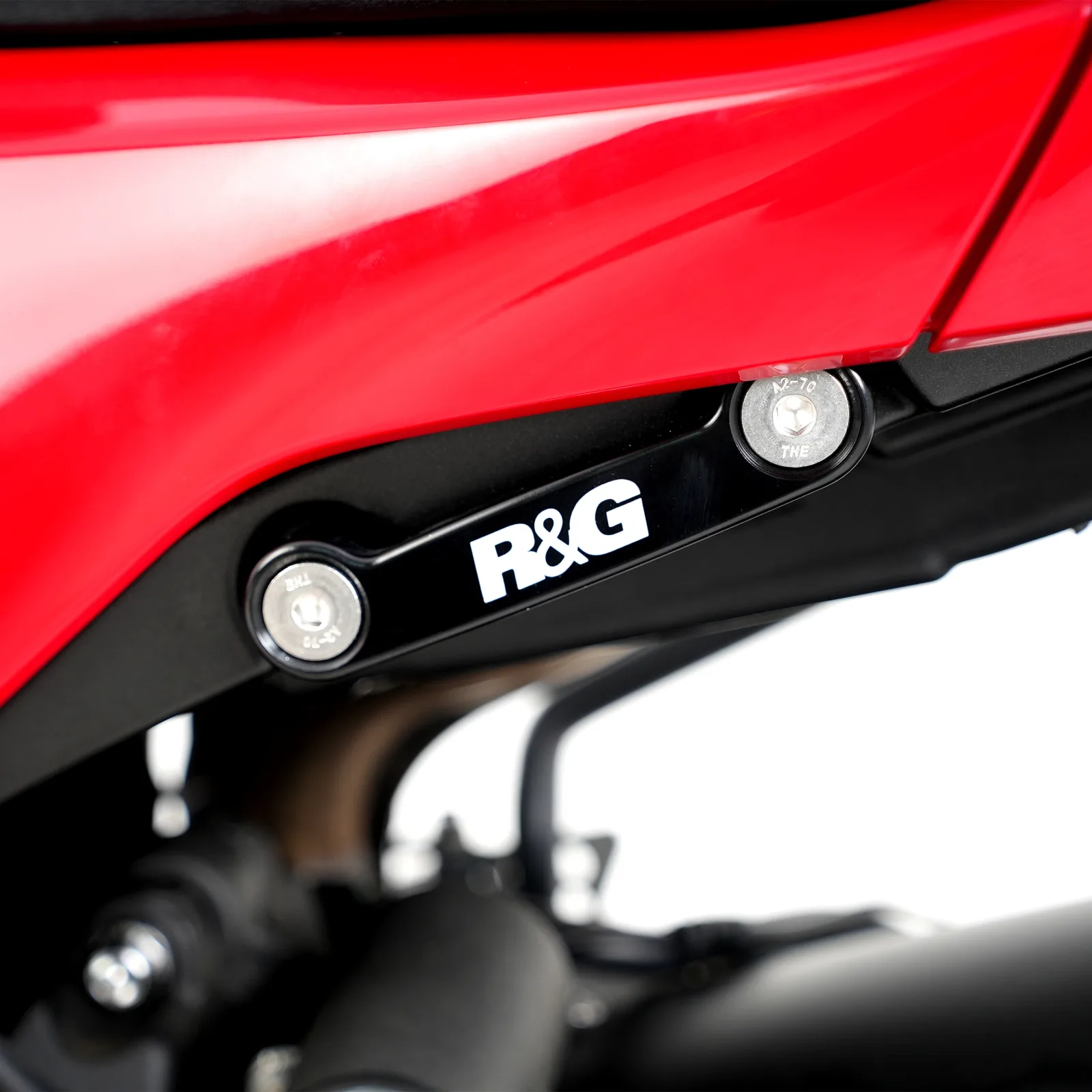 R&G Капачки за степенките на пътника за Honda CBR 600RR (2007+), CBR 650R (2019–2020), Yamaha MT-125 (2020+)