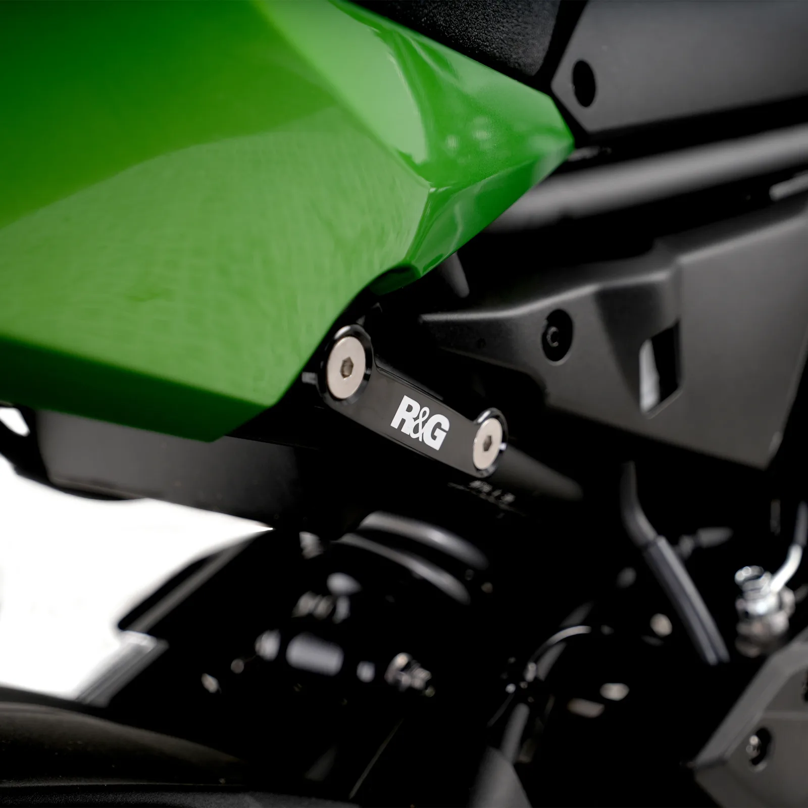 R&G Капачки за степенките на пътника за Kawasaki Z650 (2017+), Ninja 650 (2017+), Z650 S (2026+)