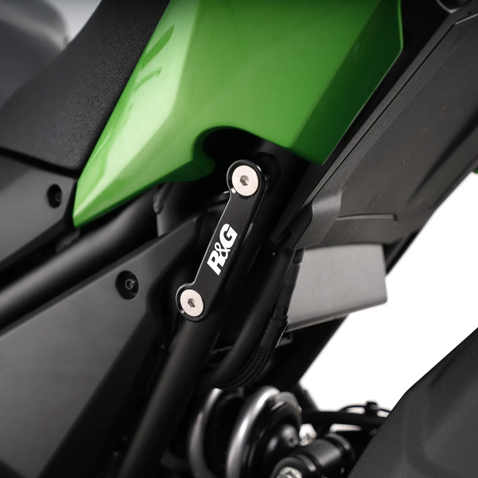 R&G Капачки за степенките на пътника за Kawasaki Z650 (2017+), Ninja 650 (2017+), Z650 S (2026+)