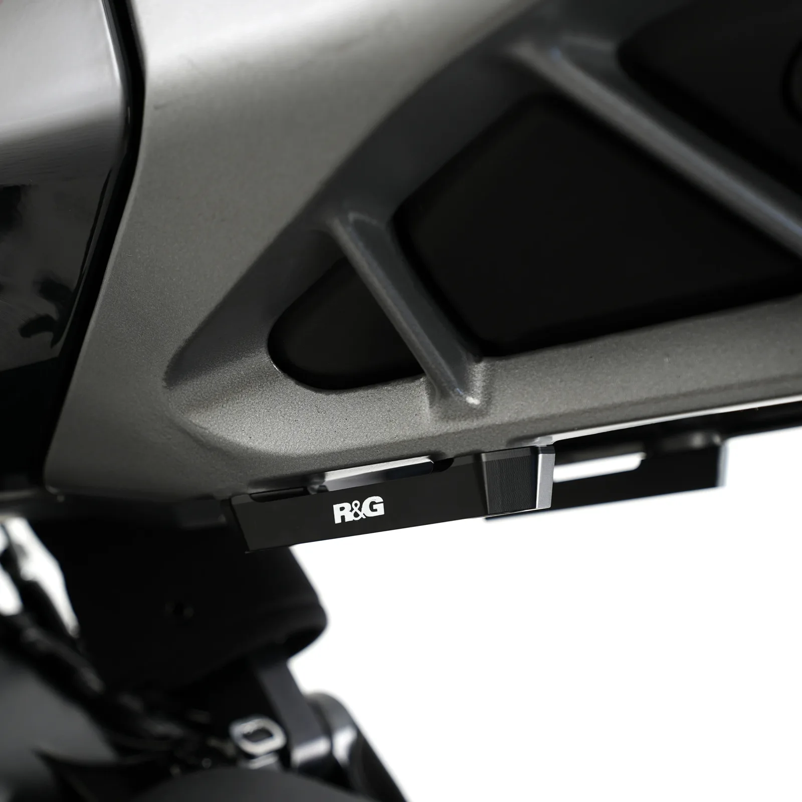 R&G Капачки за степенките на пътника за KTM 125 Duke (2024+), 250 Duke (2024+), 390 Duke (2024+)