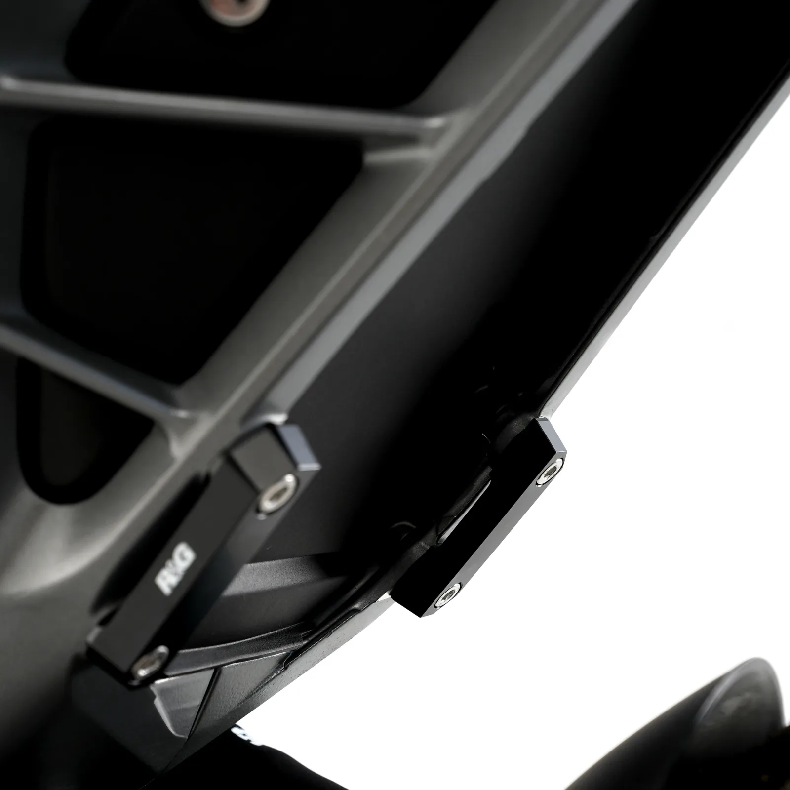 R&G Капачки за степенките на пътника за KTM 125 Duke (2024+), 250 Duke (2024+), 390 Duke (2024+)