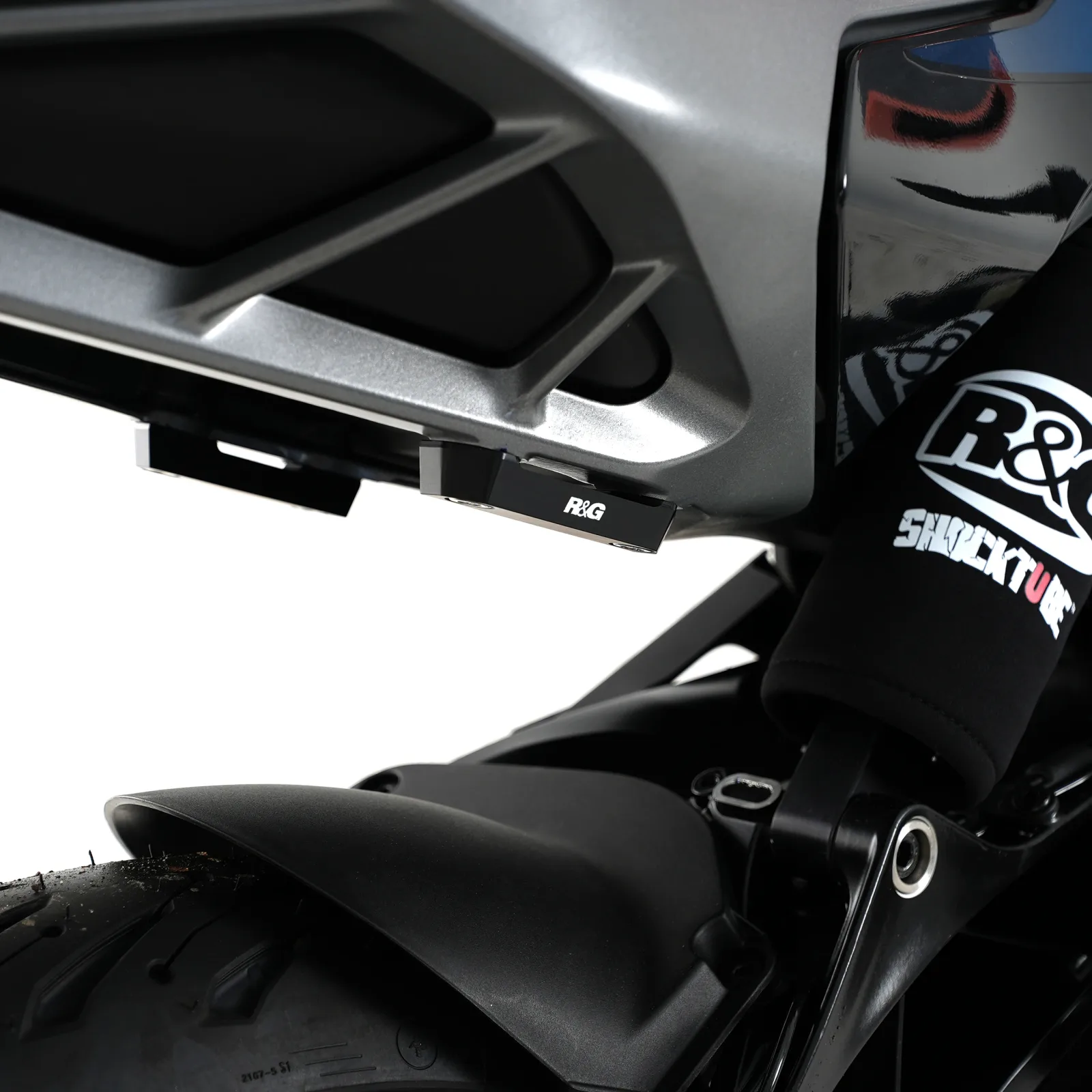 R&G Капачки за степенките на пътника за KTM 125 Duke (2024+), 250 Duke (2024+), 390 Duke (2024+)