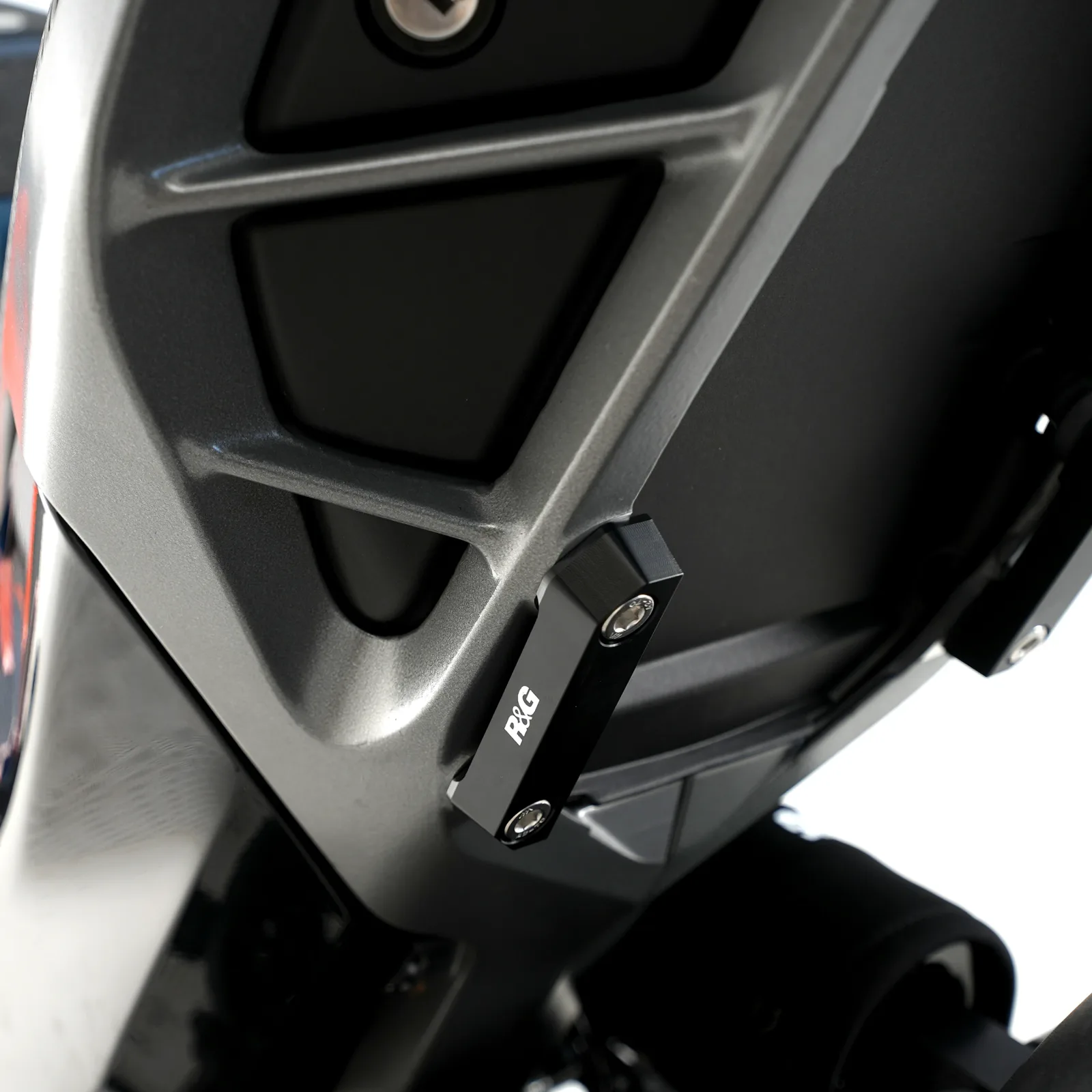 R&G Капачки за степенките на пътника за KTM 125 Duke (2024+), 250 Duke (2024+), 390 Duke (2024+)