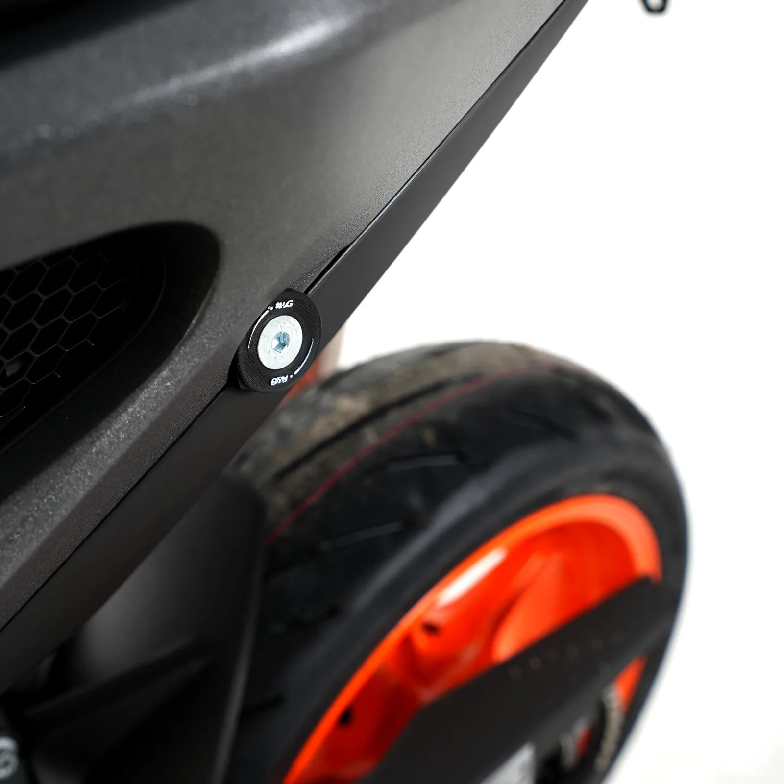 R&G Капачки за степенките на пътника за KTM 990 Duke (2024)