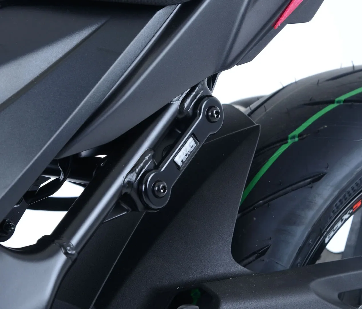 R&G Капачки за степенките на пътника за Suzuki GSR 750 (2011–2018), GSX-S 750 (2017–2024), GSX 250R (2017–2020)
