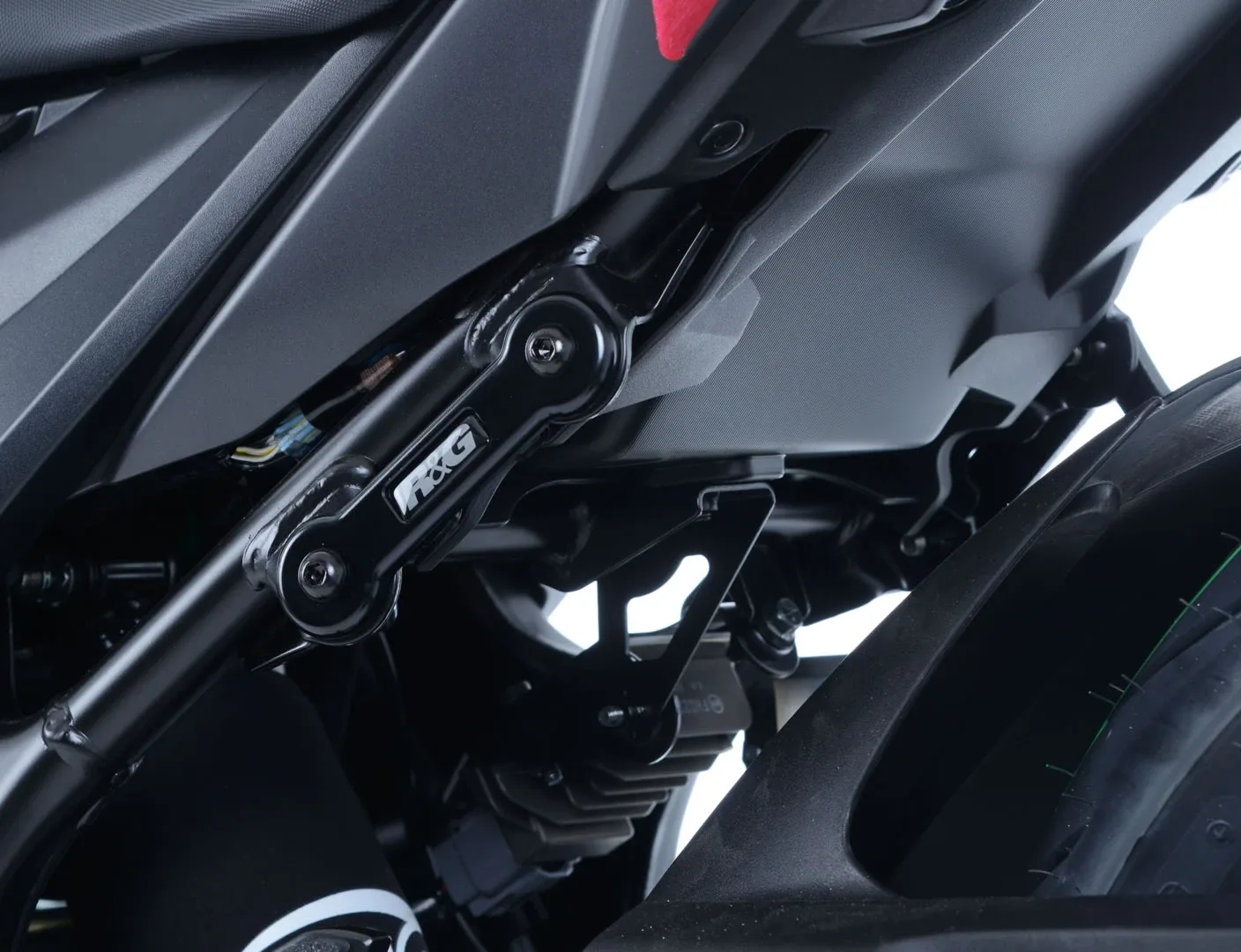 R&G Капачки за степенките на пътника за Suzuki GSR 750 (2011–2018), GSX-S 750 (2017–2024), GSX 250R (2017–2020)