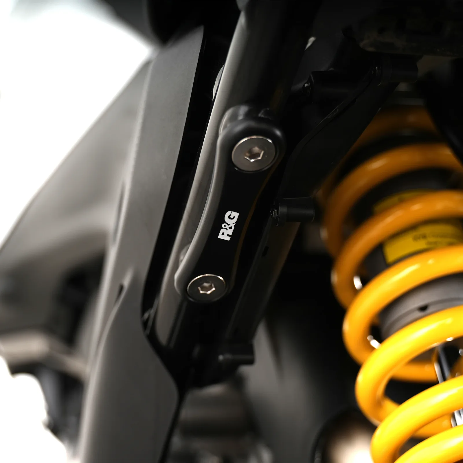 R&G Капачки за степенките на пътника за Suzuki GSX-S 1000 (2015+), KTM 790 Adventure (2019+) и др.