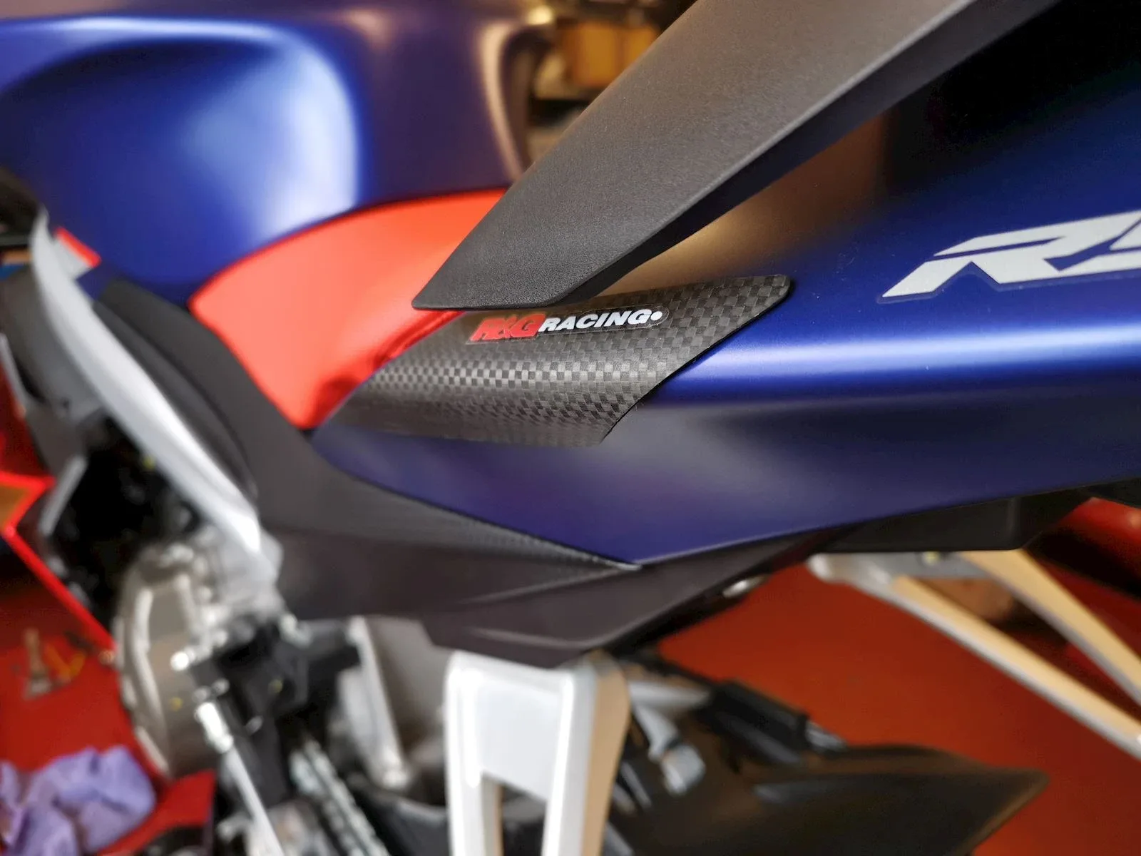 R&G Карбонови слайдери за опашка за Aprilia RS 660 (2021+), Tuono 660 (2021+), RS 660 Factory (2022+), Tuono 660 Factory (2022+)