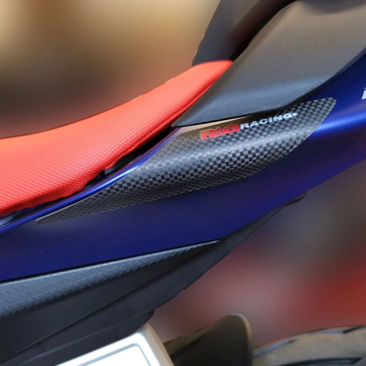 R&G Карбонови слайдери за опашка за Aprilia RS 660 (2021+), Tuono 660 (2021+), RS 660 Factory (2022+), Tuono 660 Factory (2022+)