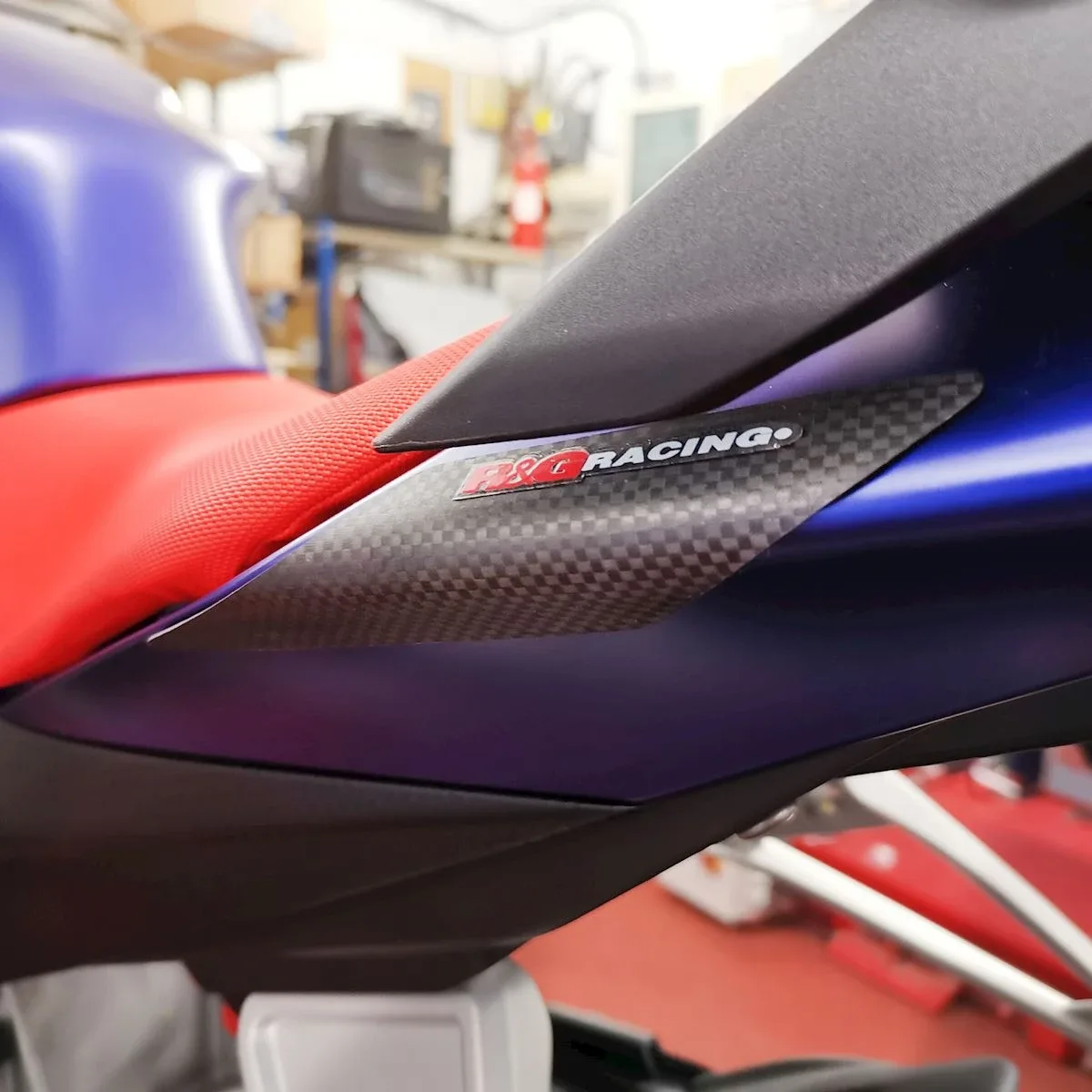 R&G Карбонови слайдери за опашка за Aprilia RS 660 (2021+), Tuono 660 (2021+), RS 660 Factory (2022+), Tuono 660 Factory (2022+)