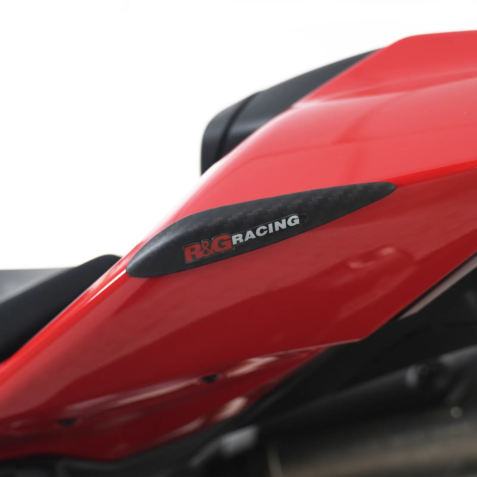 R&G Карбонови слайдери за опашка за Ducati Panigale V2 (2025+), Streetfighter V2 (2025+), Panigale V2 S (2025+) и др.