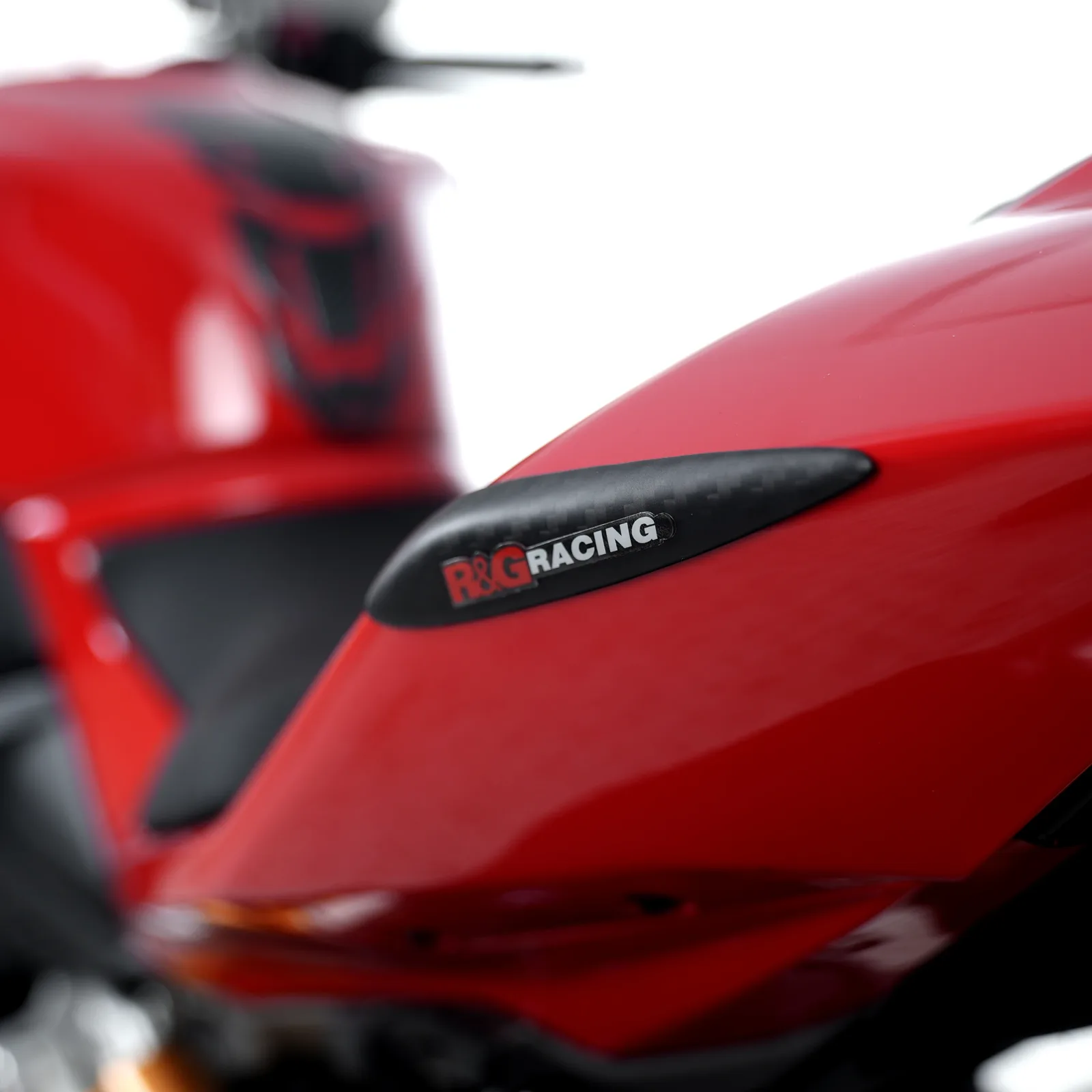 R&G Карбонови слайдери за опашка за Ducati Panigale V2 (2025+), Streetfighter V2 (2025+), Panigale V2 S (2025+) и др.