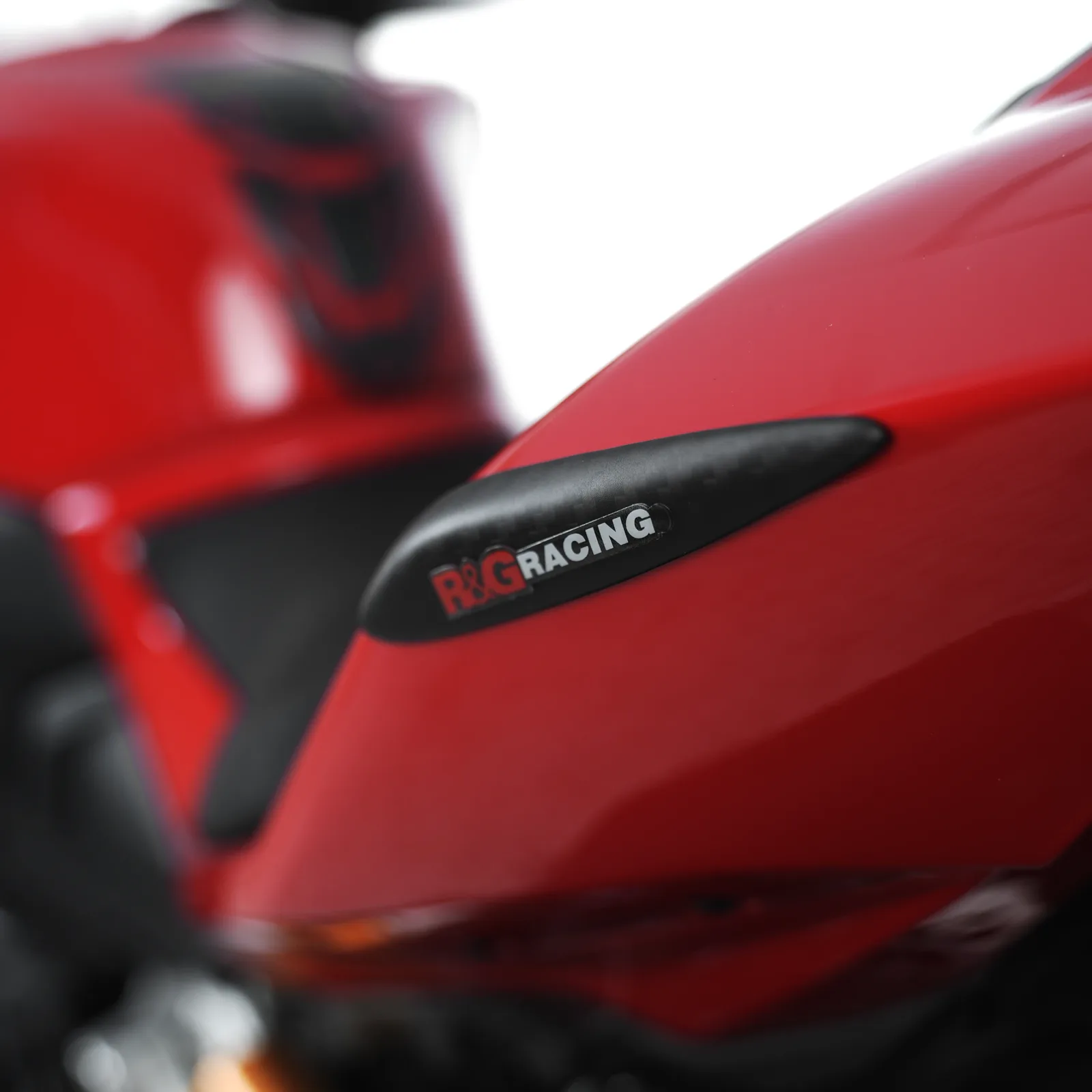 R&G Карбонови слайдери за опашка за Ducati Panigale V2 (2025+), Streetfighter V2 (2025+), Panigale V2 S (2025+) и др.