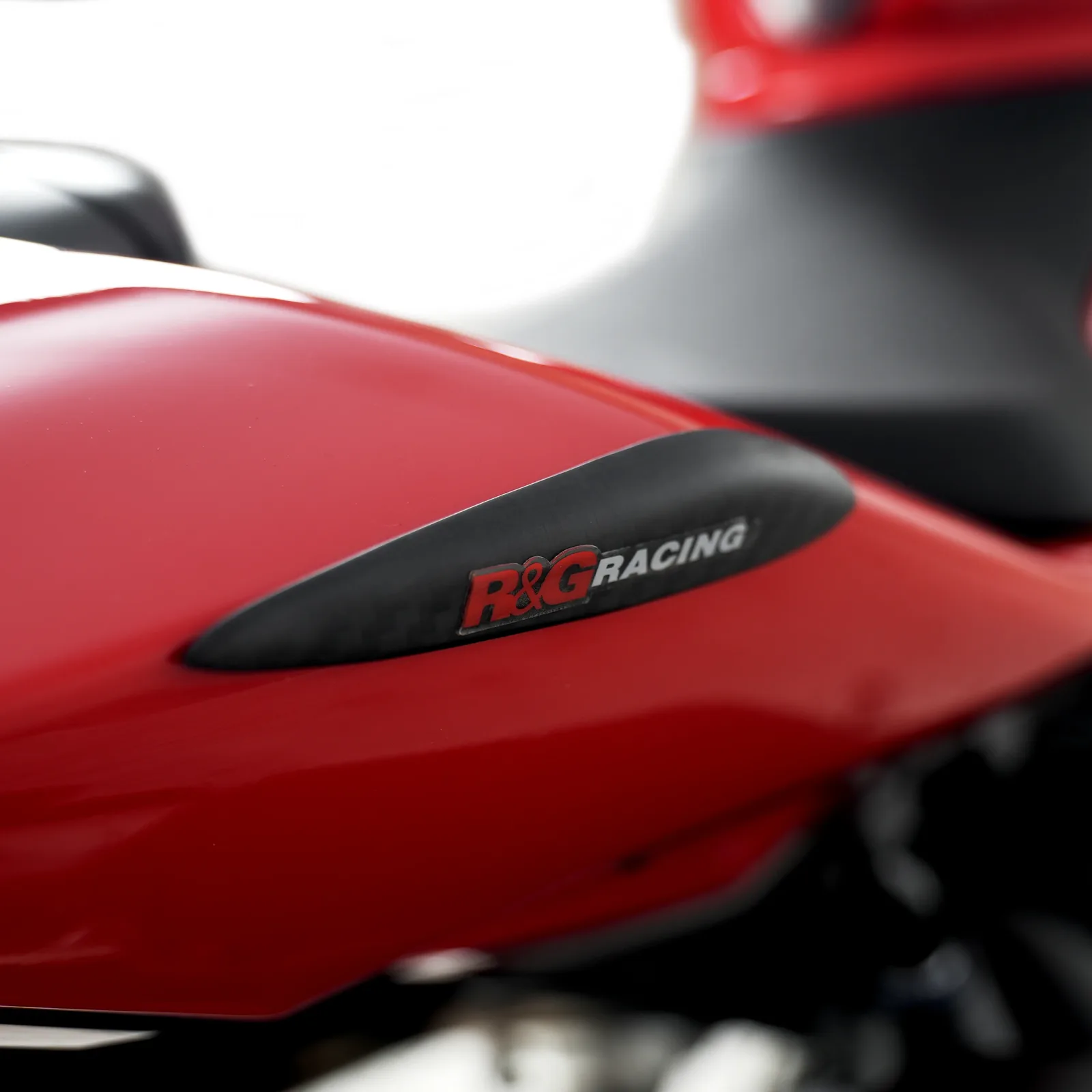 R&G Карбонови слайдери за опашка за Ducati Panigale V2 (2025+), Streetfighter V2 (2025+), Panigale V2 S (2025+) и др.
