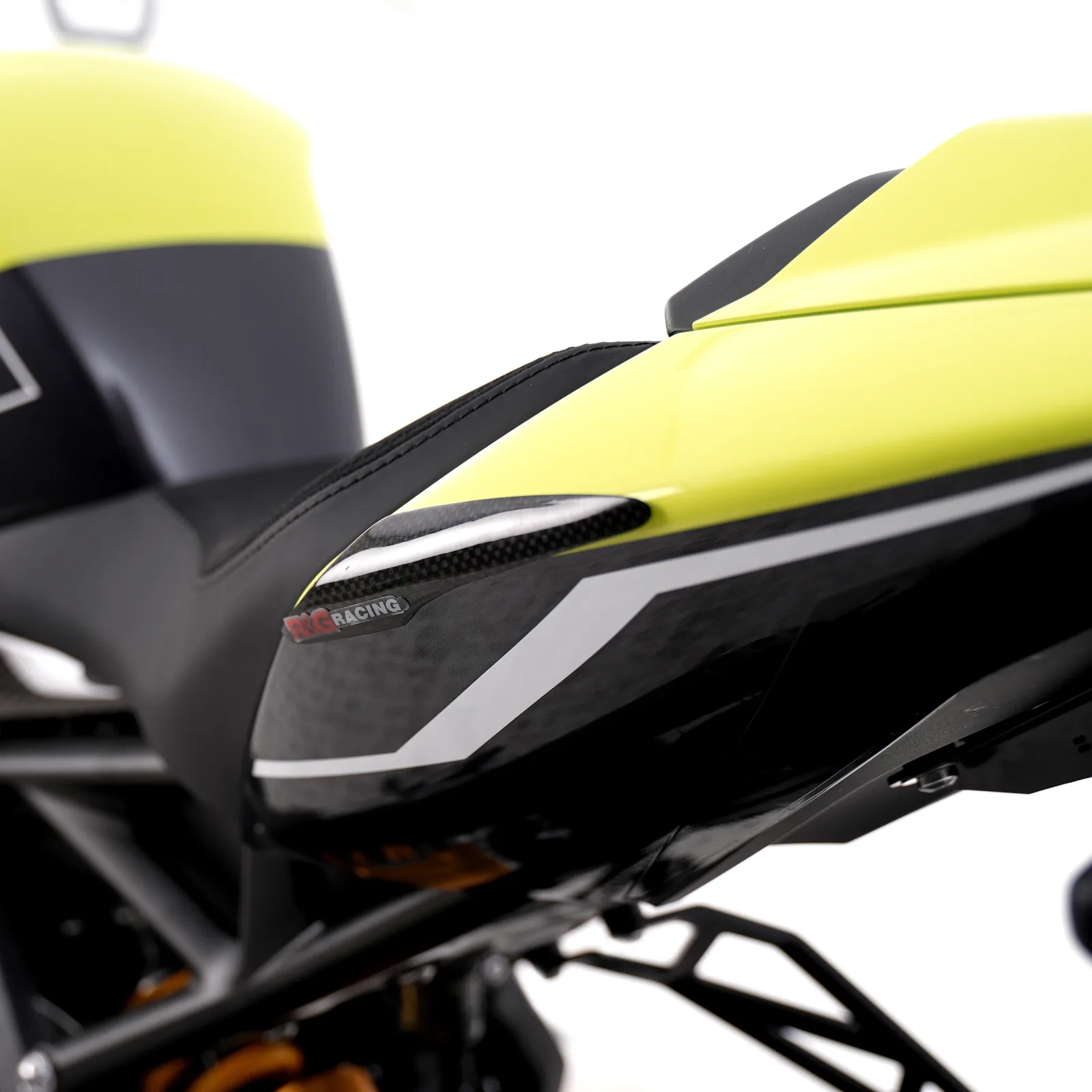 R&G Карбонови слайдери за опашка за Triumph Speed Triple 1200 RS (2021+), Speed Triple 1200 RR (2022+) и др.