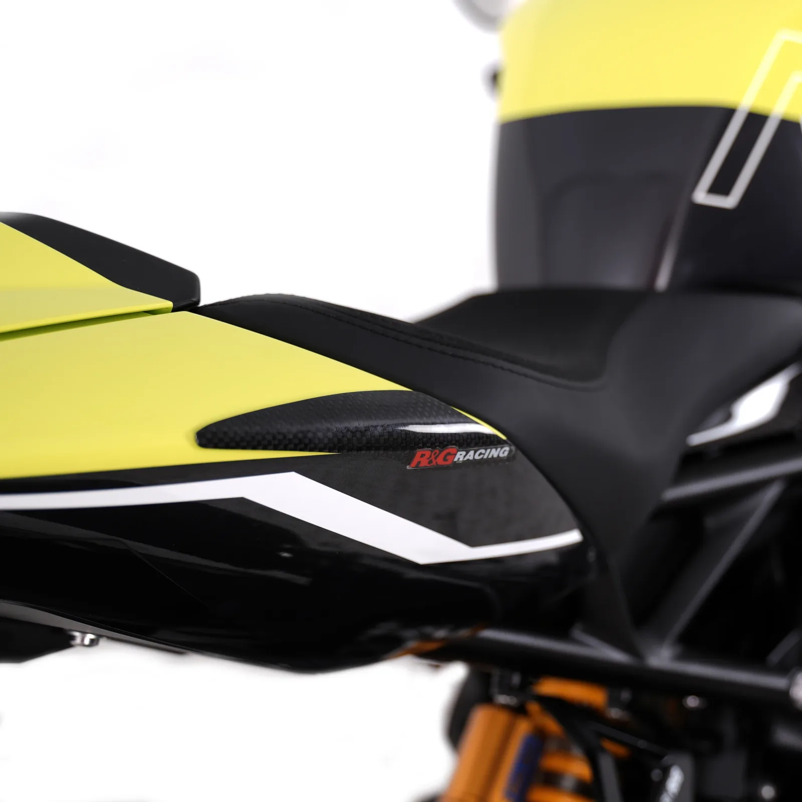 R&G Карбонови слайдери за опашка за Triumph Speed Triple 1200 RS (2021+), Speed Triple 1200 RR (2022+) и др.