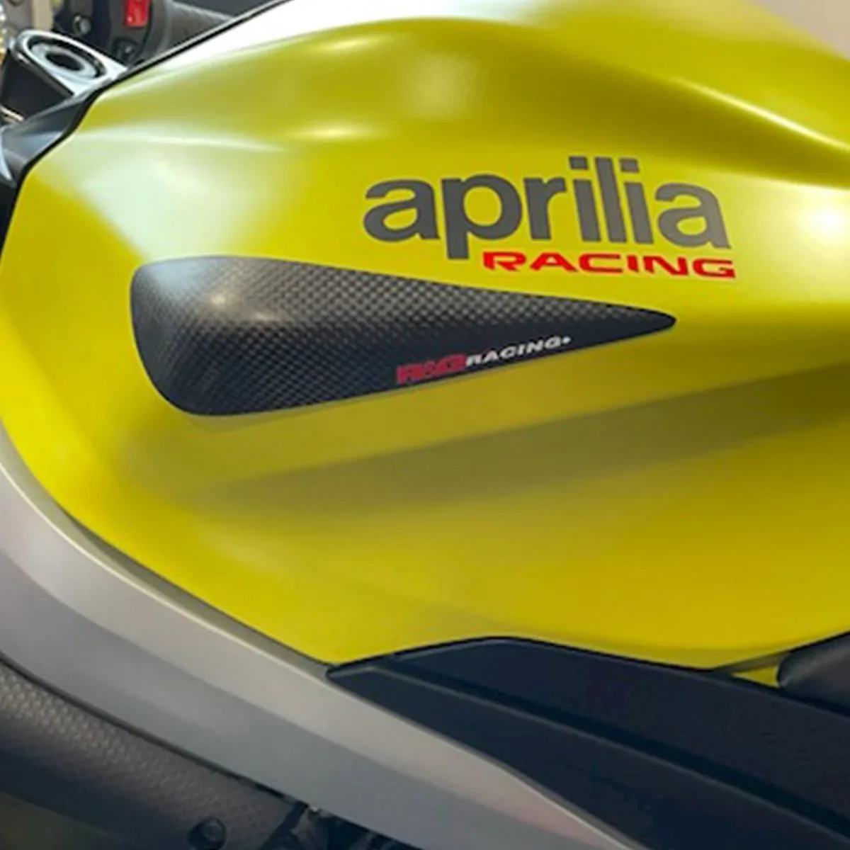 R&G Карбонови слайдери за резервоар за Aprilia RS 660 (2021+), Tuono 660 (2021+), RS 660 Factory (2022–2025) и др.