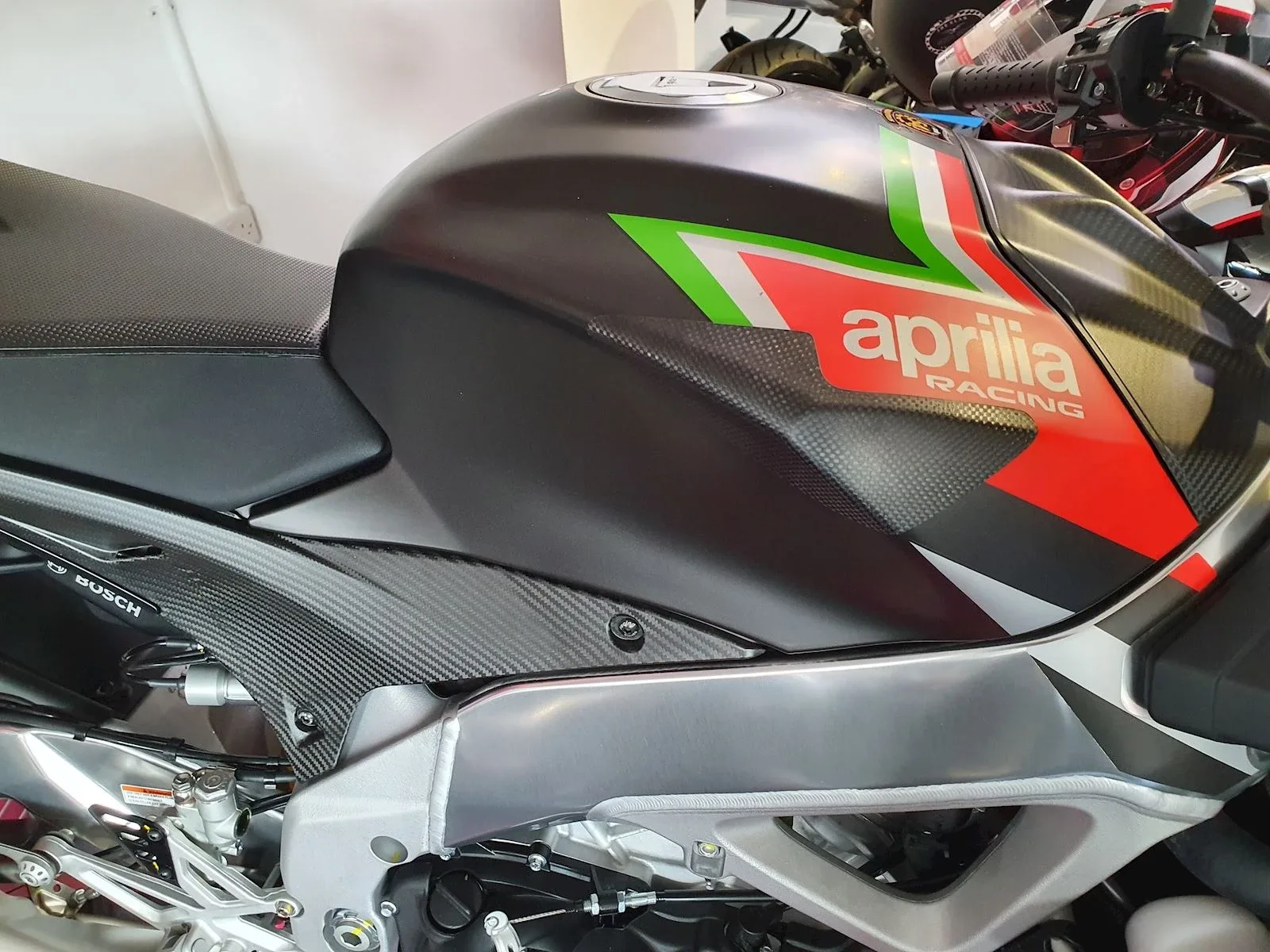 R&G Карбонови слайдери за резервоар за Aprilia Tuono V4 1100 RR (2015–2020), RSV4 RR (2015–2019), RSV4 RF (2015–2019) и др.