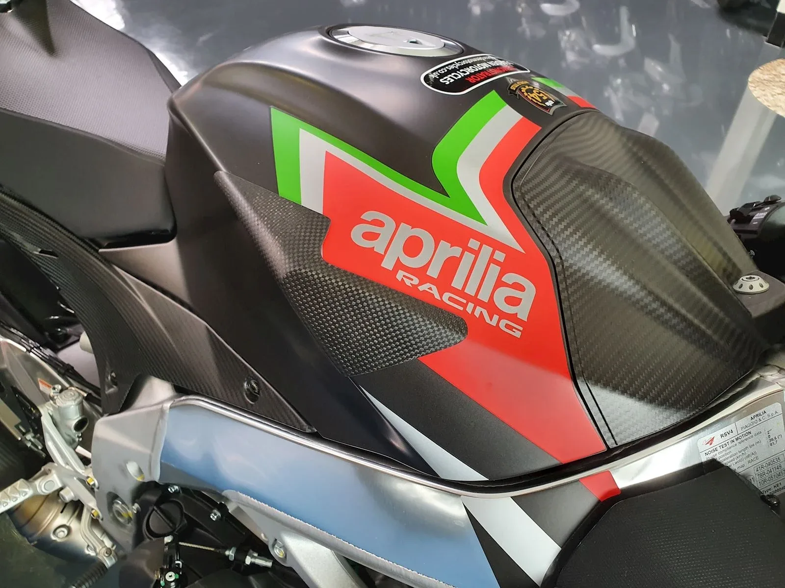 R&G Карбонови слайдери за резервоар за Aprilia Tuono V4 1100 RR (2015–2020), RSV4 RR (2015–2019), RSV4 RF (2015–2019) и др.