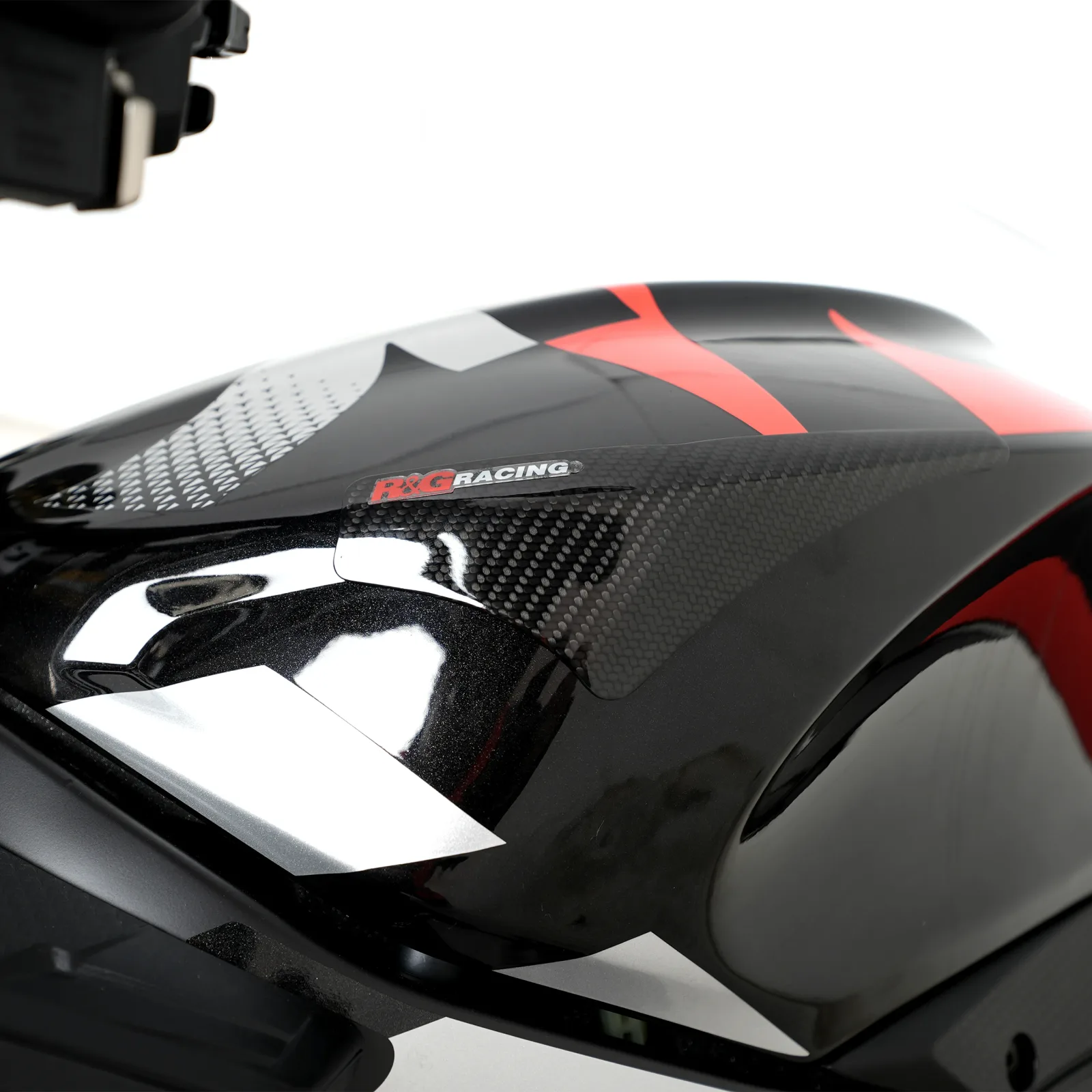 R&G Карбонови слайдери за резервоар за Aprilia Tuono V4 1100 RR (2021–2023), RSV4 1100 Factory (2021–2024) и др.