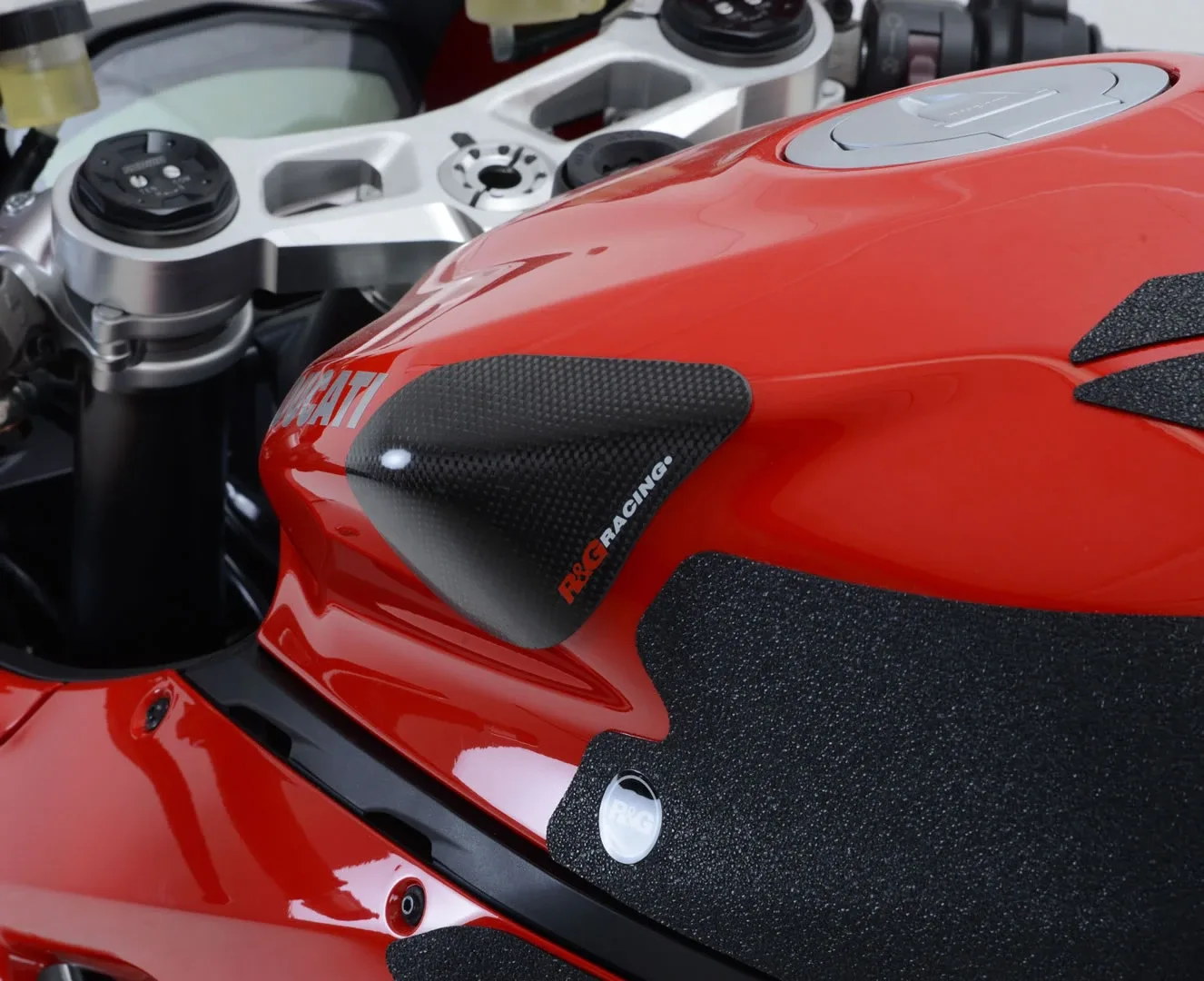 R&G Карбонови слайдери за резервоар за Ducati Panigale 1199 (2012–2015), Panigale 899 (2013–2015), Panigale 1299 (2015–2017) и др.