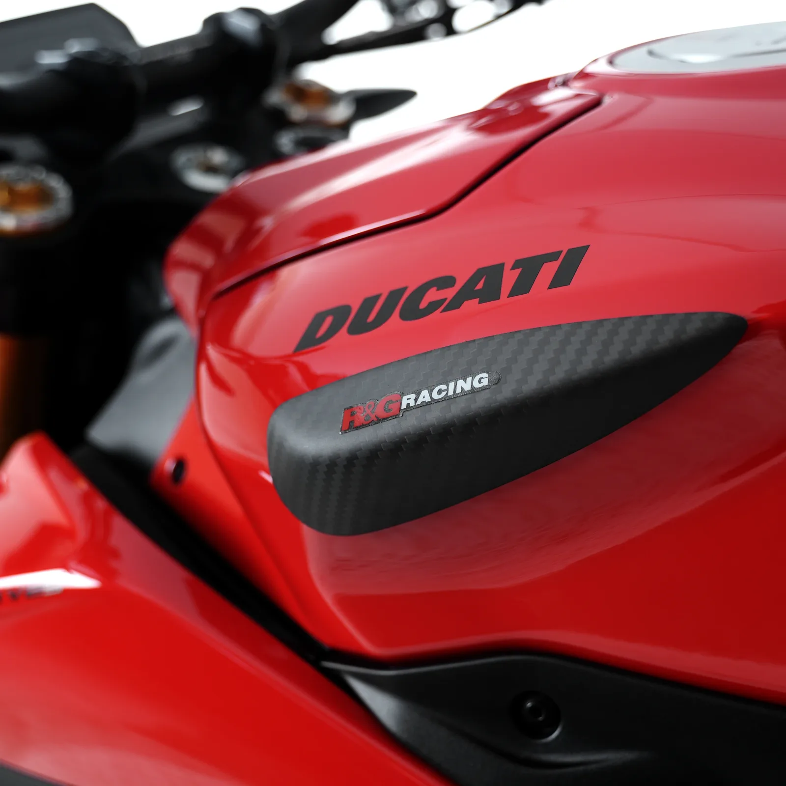 R&G Карбонови слайдери за резервоар за Ducati Panigale V2 (2025+), Streetfighter V2 (2025+), Panigale V2 S (2025+) и др.