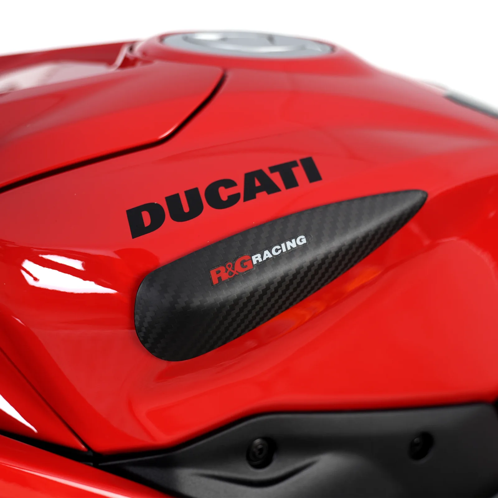 R&G Карбонови слайдери за резервоар за Ducati Panigale V2 (2025+), Streetfighter V2 (2025+), Panigale V2 S (2025+) и др.