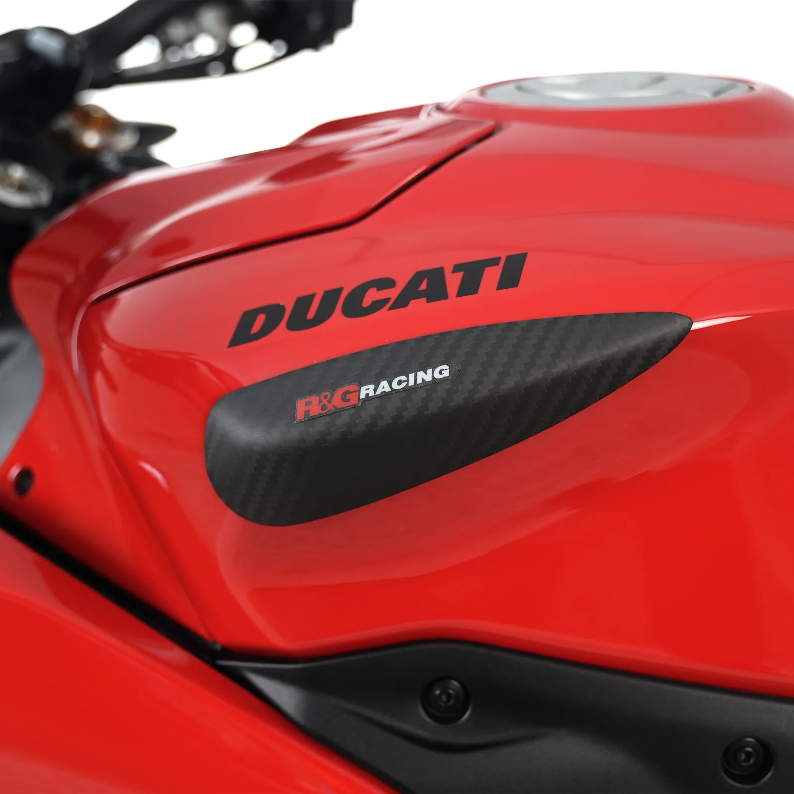 R&G Карбонови слайдери за резервоар за Ducati Panigale V2 (2025+), Streetfighter V2 (2025+), Panigale V2 S (2025+) и др.