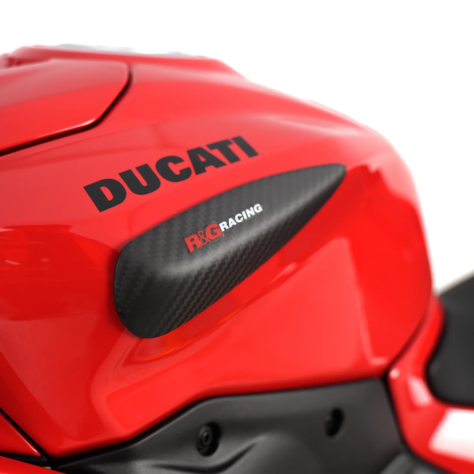 R&G Карбонови слайдери за резервоар за Ducati Panigale V2 (2025+), Streetfighter V2 (2025+), Panigale V2 S (2025+) и др.