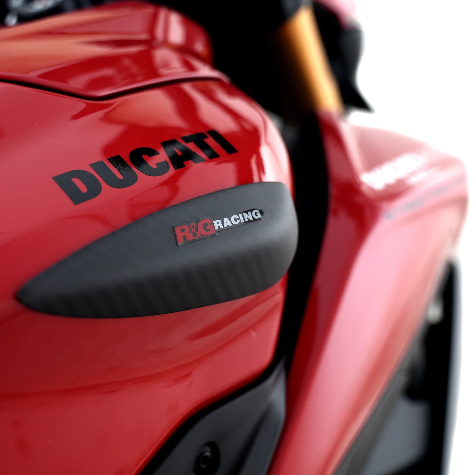 R&G Карбонови слайдери за резервоар за Ducati Panigale V2 (2025+), Streetfighter V2 (2025+), Panigale V2 S (2025+) и др.