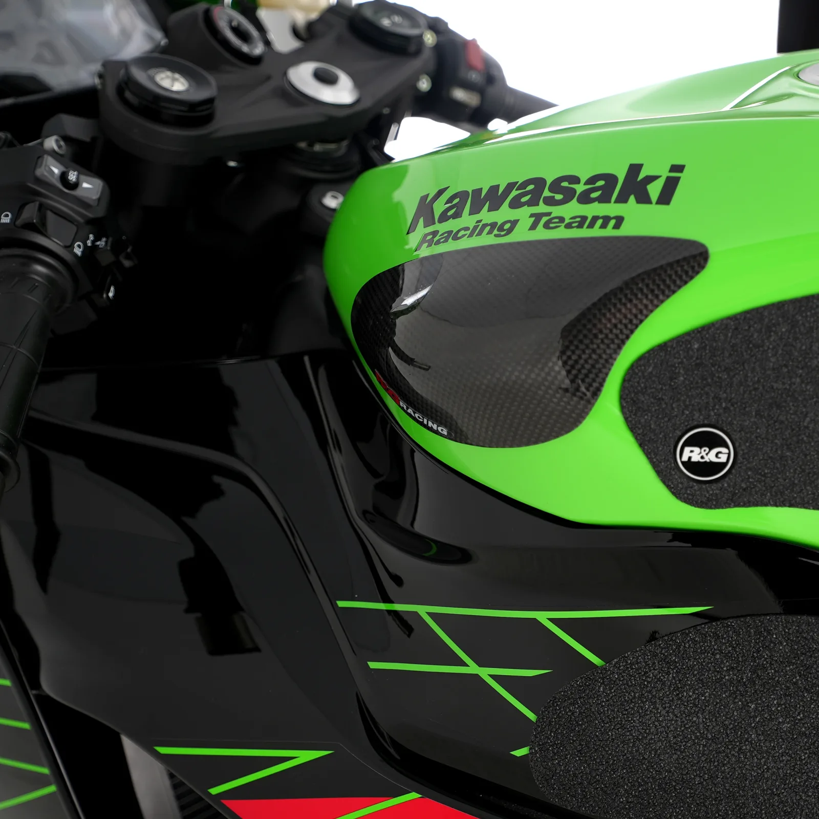 R&G Карбонови слайдери за резервоар за Kawasaki ZX-10R (2008–2010), ZX-6R (2009+) (TS0016CG)