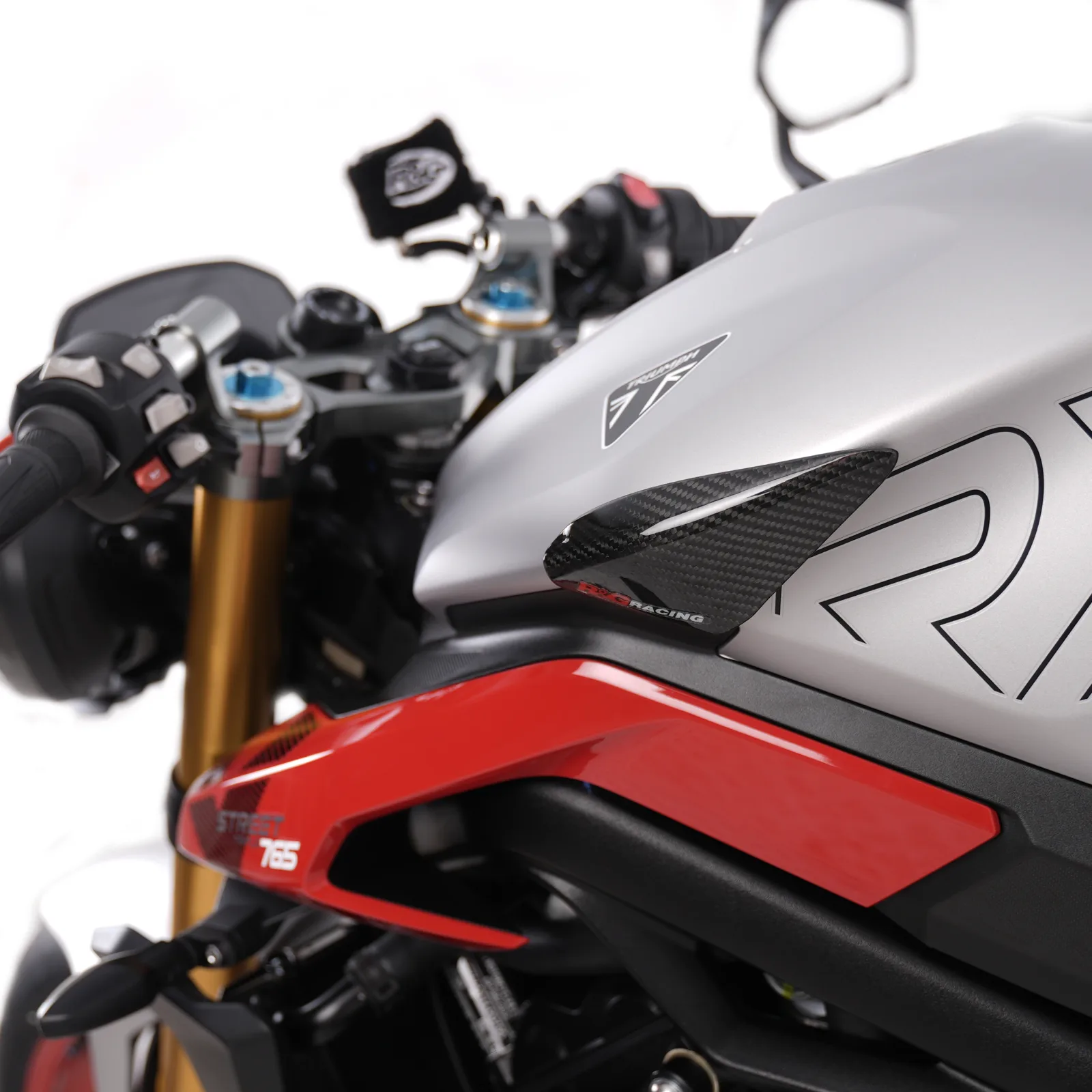 R&G Карбонови слайдери за резервоар за Triumph Street Triple 765 RS (2023+), Street Triple 765 R (2023+) и др.