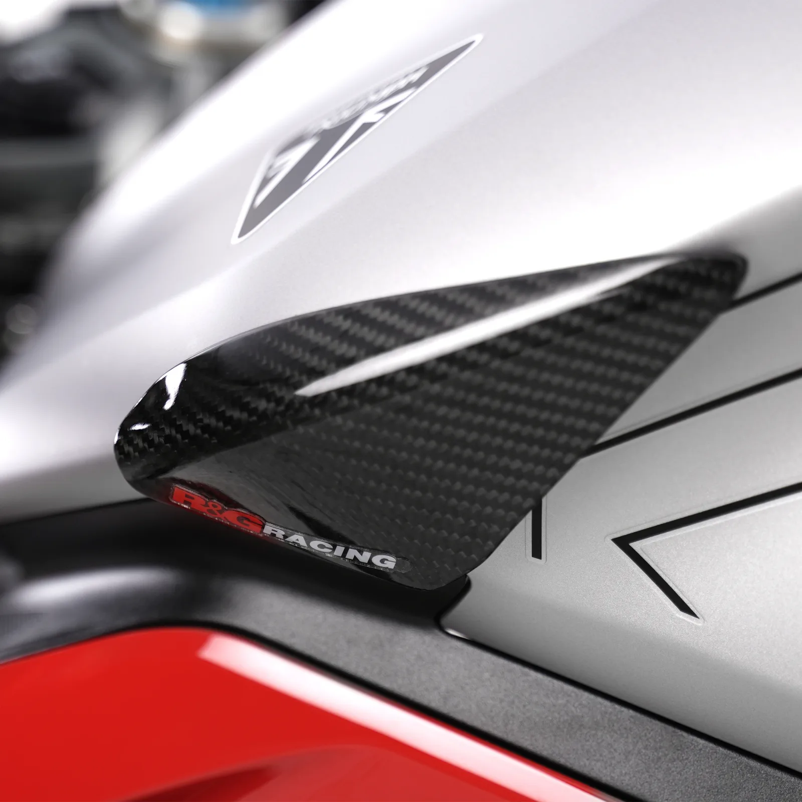 R&G Карбонови слайдери за резервоар за Triumph Street Triple 765 RS (2023+), Street Triple 765 R (2023+) и др.