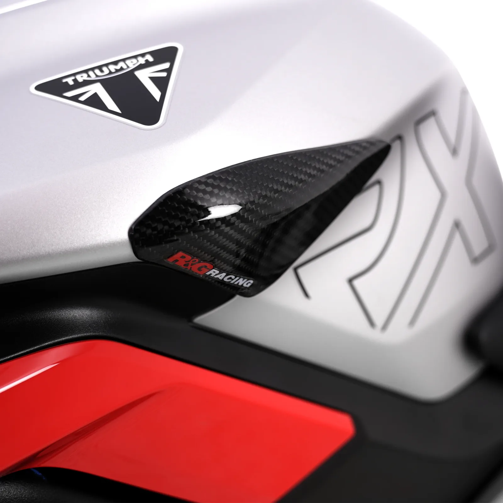 R&G Карбонови слайдери за резервоар за Triumph Street Triple 765 RS (2023+), Street Triple 765 R (2023+) и др.