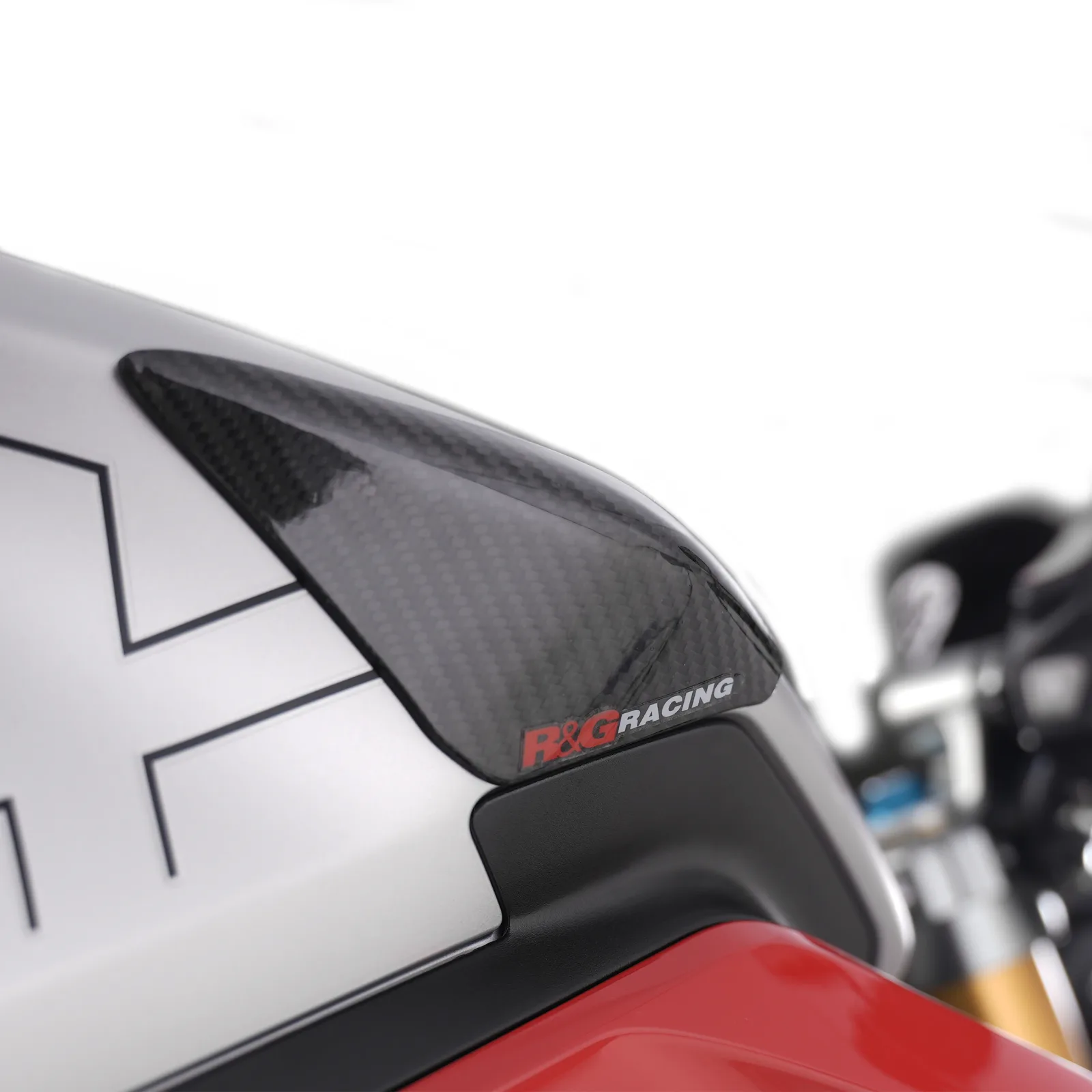 R&G Карбонови слайдери за резервоар за Triumph Street Triple 765 RS (2023+), Street Triple 765 R (2023+) и др.