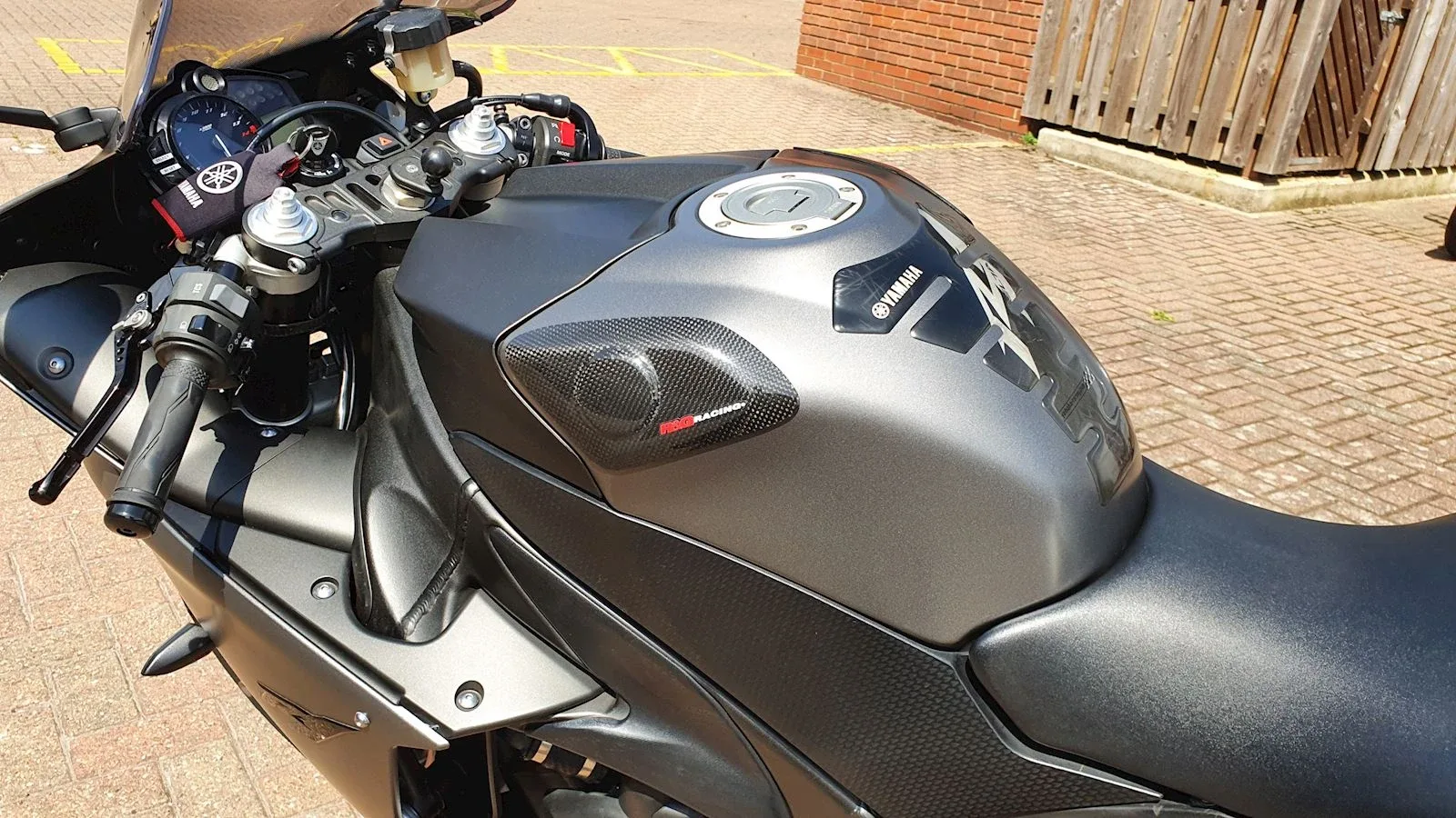 R&G Карбонови слайдери за резервоар за Yamaha YZF-R1 (2009–2014)