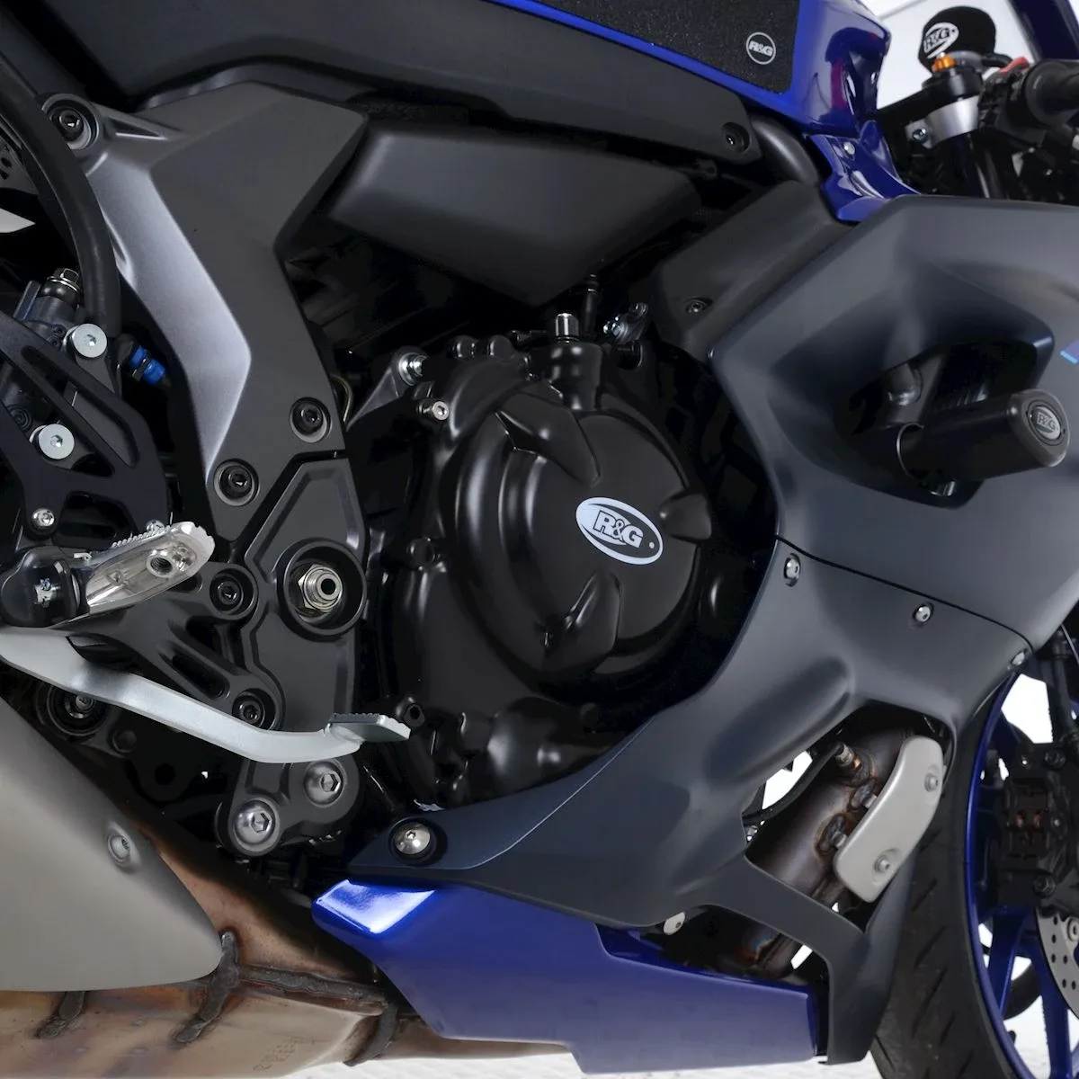 R&G Комплект протектори за двигател (чифт) за Yamaha YZF-R7 (2022–2025), XSR 700 (2022+), Tenere 700 World Raid (2022–2024) и др.