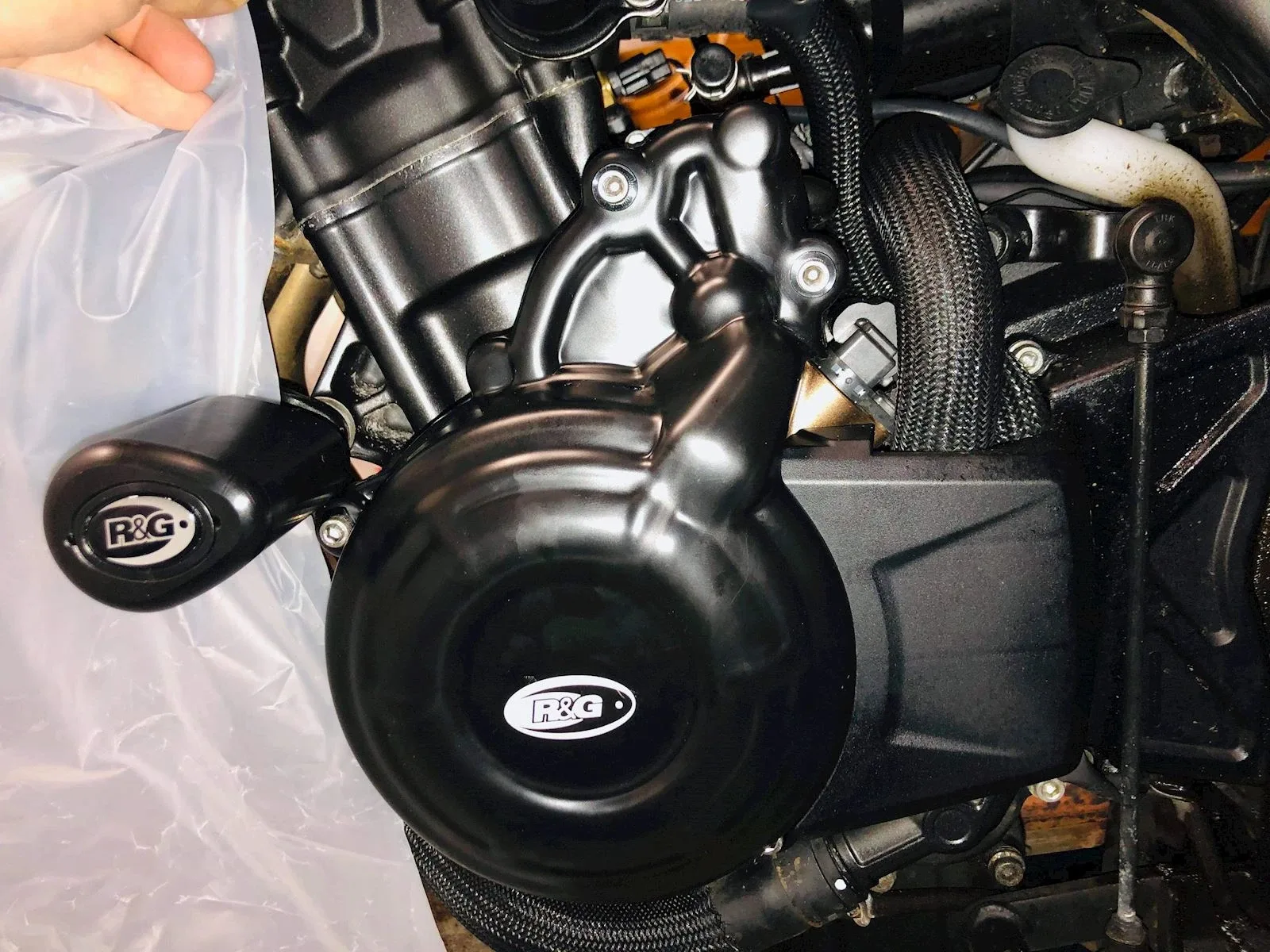 R&G Комплект протектори за двигател (капак на съединителя) за Honda CBR 500R (2019+), CB 500F (2019–2023), CB 500X (2019–2021), Husqvarna Nuda 900 и др.