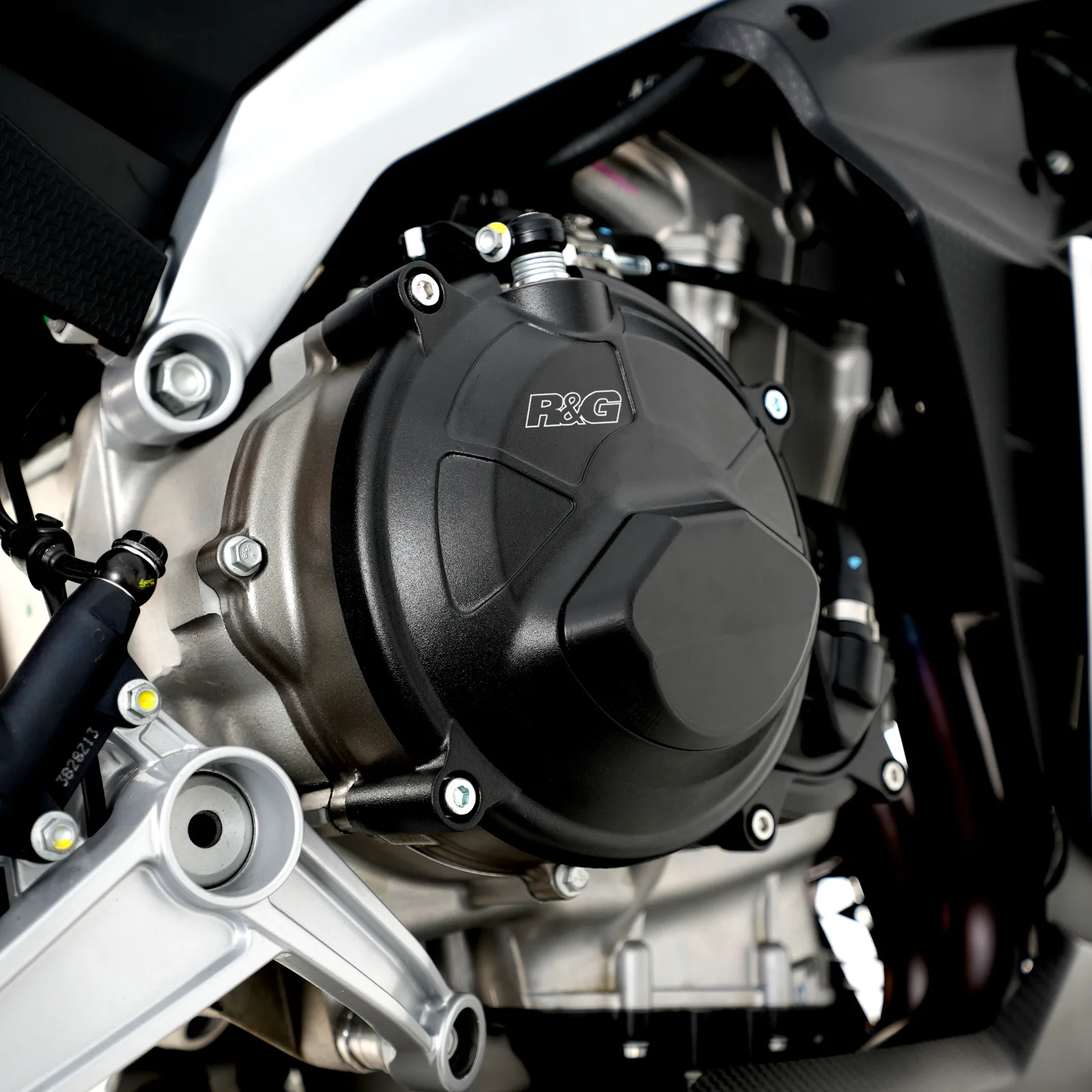 R&G Комплект протектори за двигател PRO (2 части) за Aprilia RS 660 (2021+), Tuono 660 (2021+), Tuareg 660 (2022+), RS 660 Factory (2022+) и др.