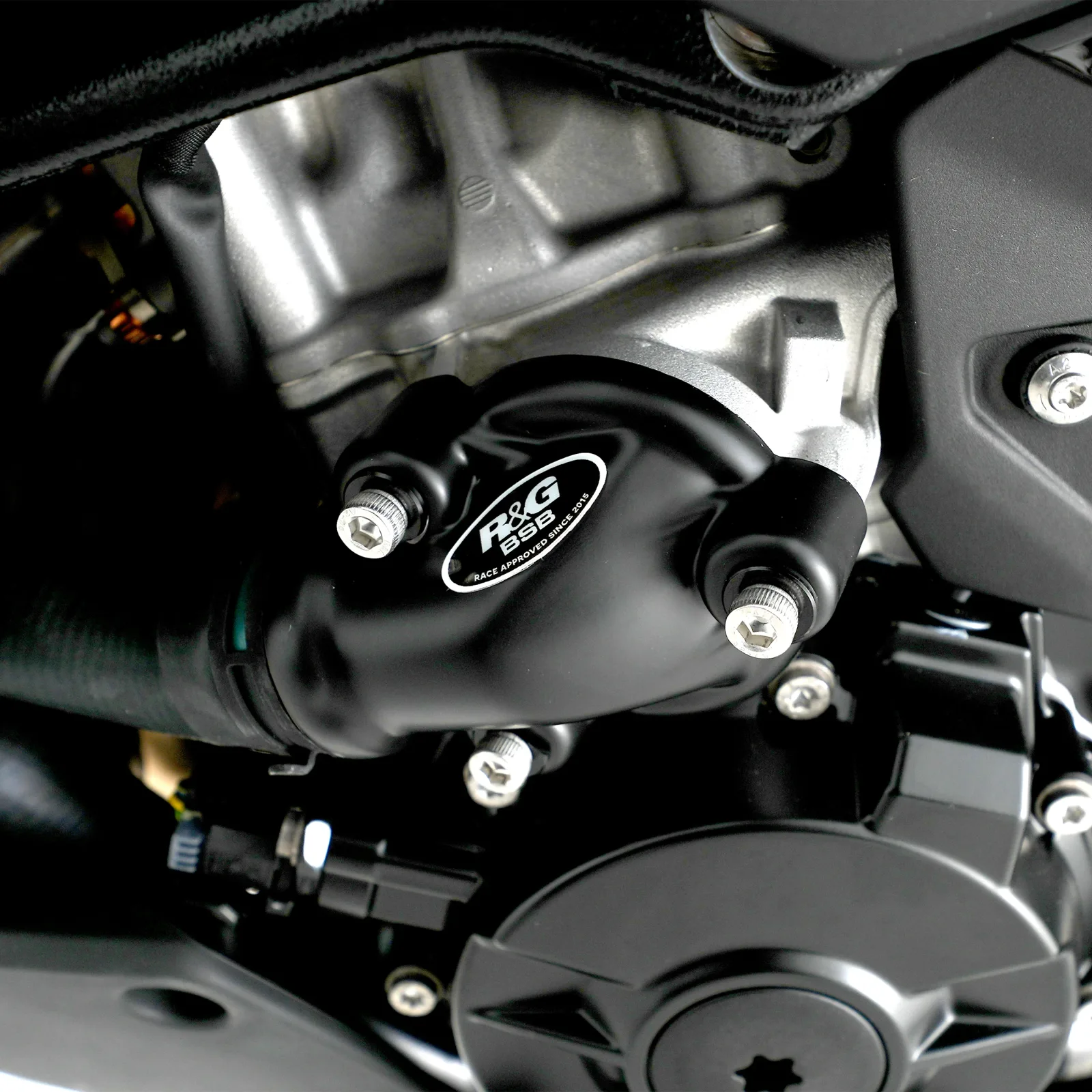 R&G Комплект протектори за двигател PRO (3 броя) за BMW S 1000 RR (2019–2024), S 1000 R (2021+), M 1000 RR (2021–2022), M 1000 R (2023+)