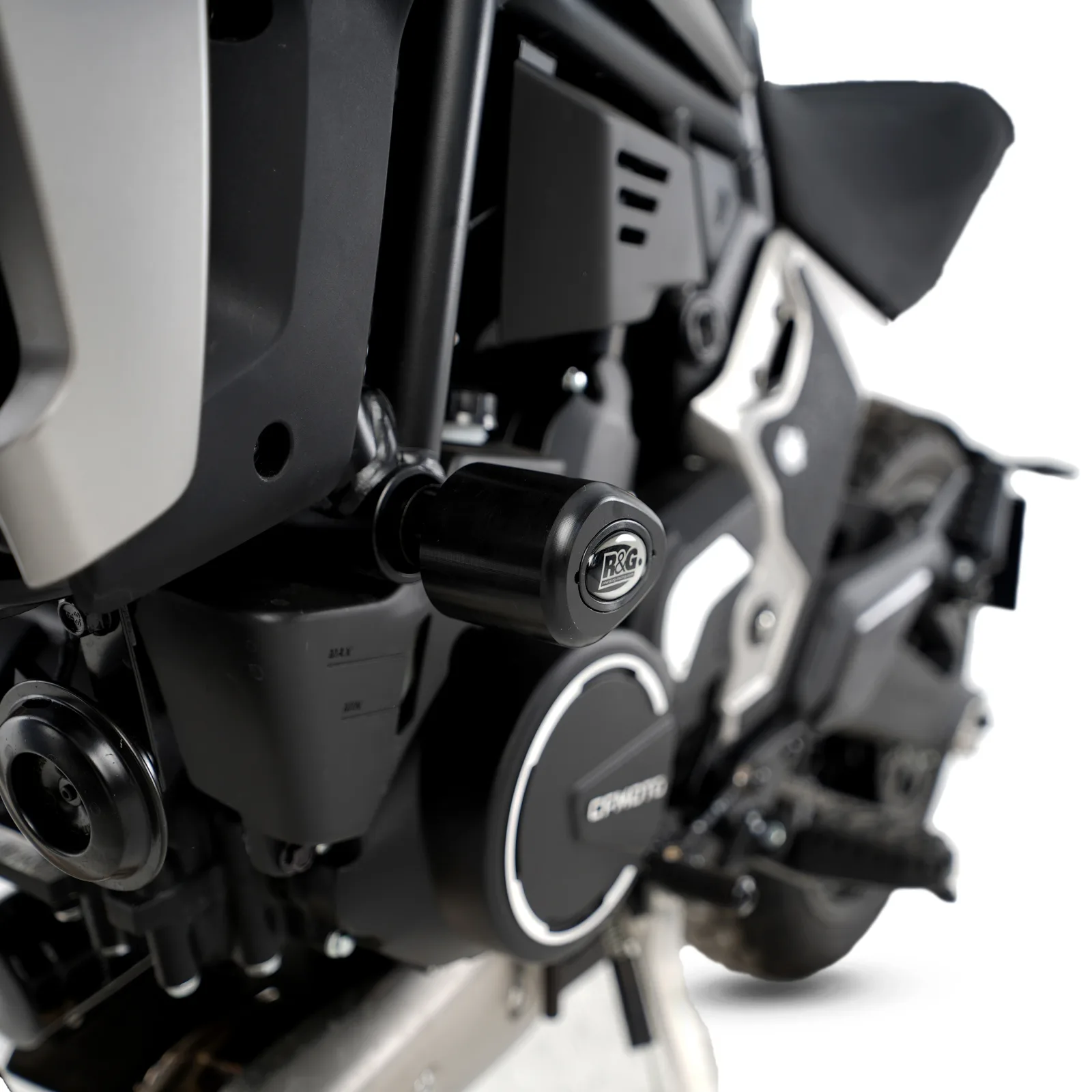 R&G Краш тапи Aero за CF Moto 700 CL-X Heritage (2021+), 700 CL-X Sport (2022+), 700 CL-X Adventure (2023+)