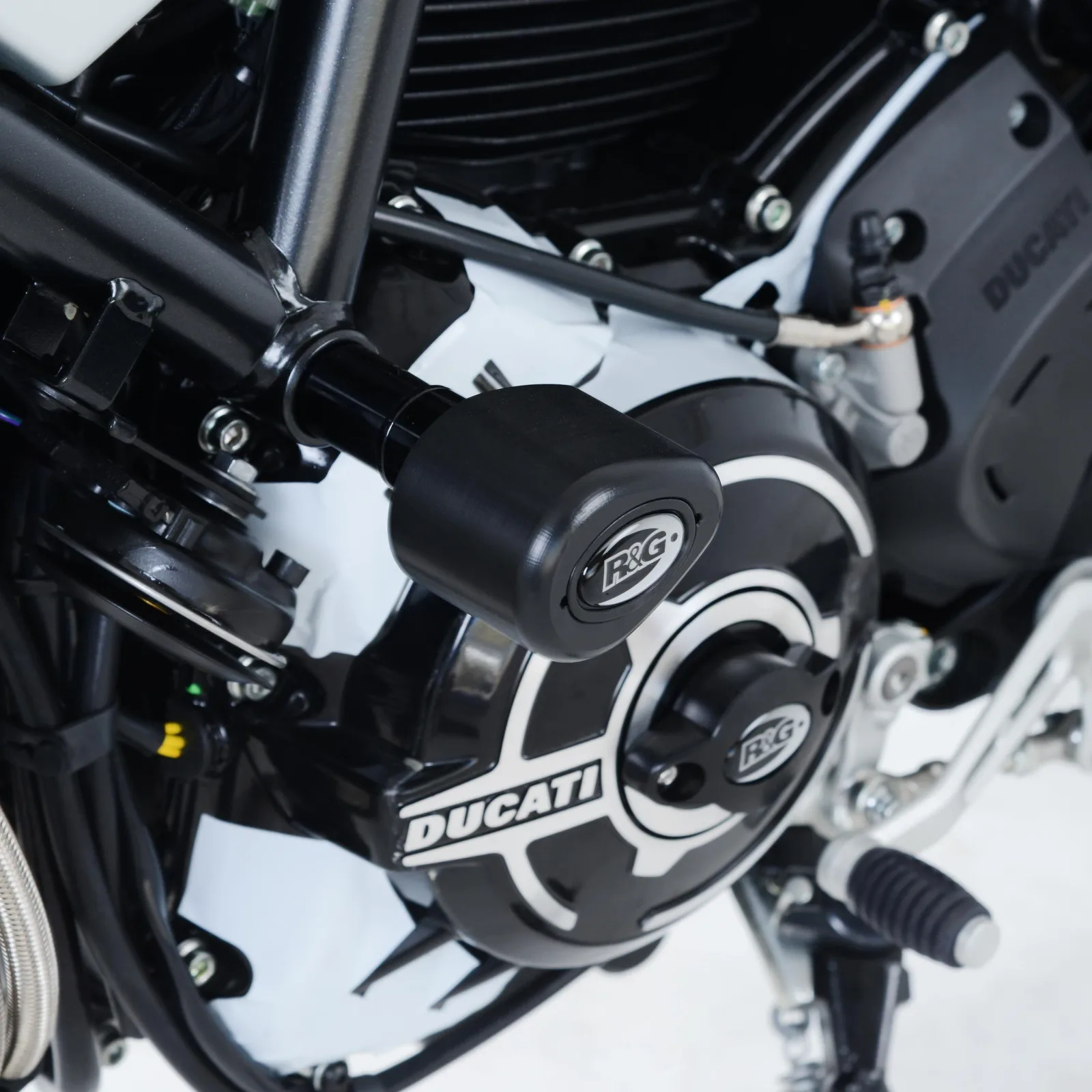 R&G Краш тапи Aero за Ducati Scrambler 1100 (2018–2025)
