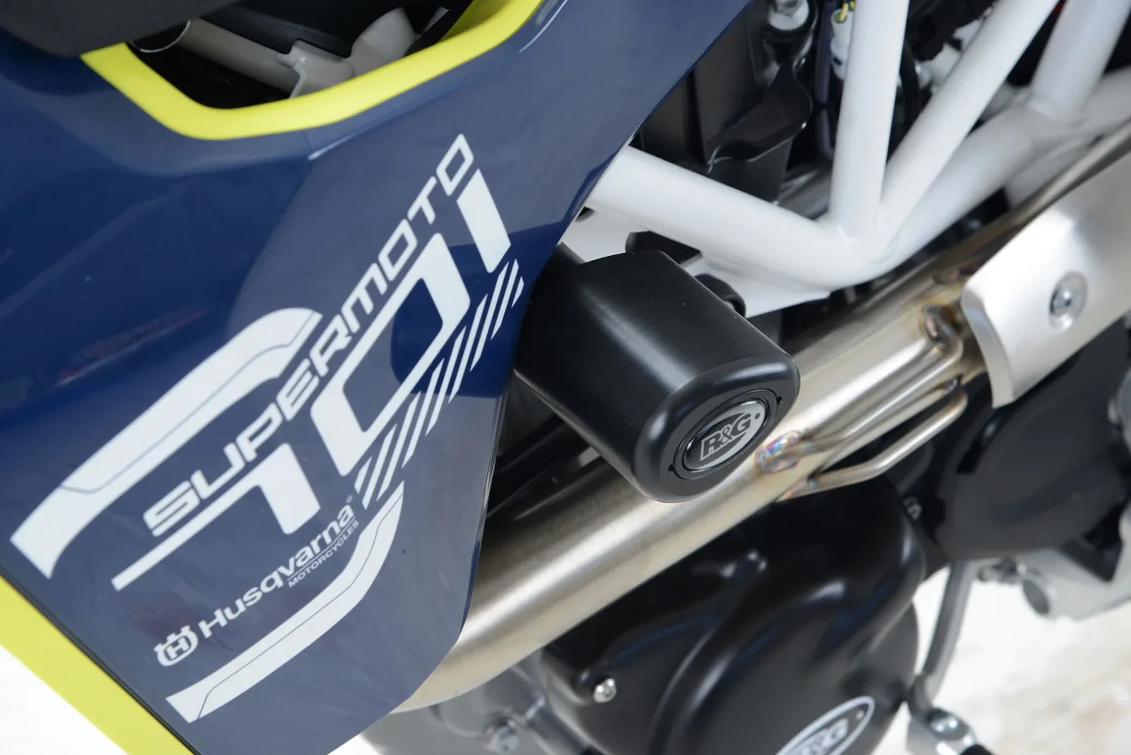 R&G Краш тапи Aero за Husqvarna 701 Enduro (2016–2024), 701 Supermoto (2016–2024), KTM 690 SMC (2019–2020)