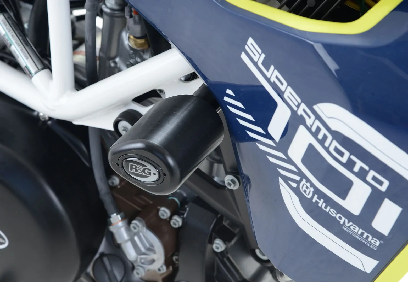 R&G Краш тапи Aero за Husqvarna 701 Enduro (2016–2024), 701 Supermoto (2016–2024), KTM 690 SMC (2019–2020)