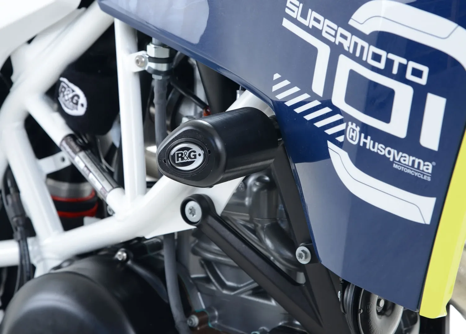 R&G Краш тапи Aero за Husqvarna 701 Enduro (2016–2024), 701 Supermoto (2016–2024), KTM 690 SMC (2019–2020)
