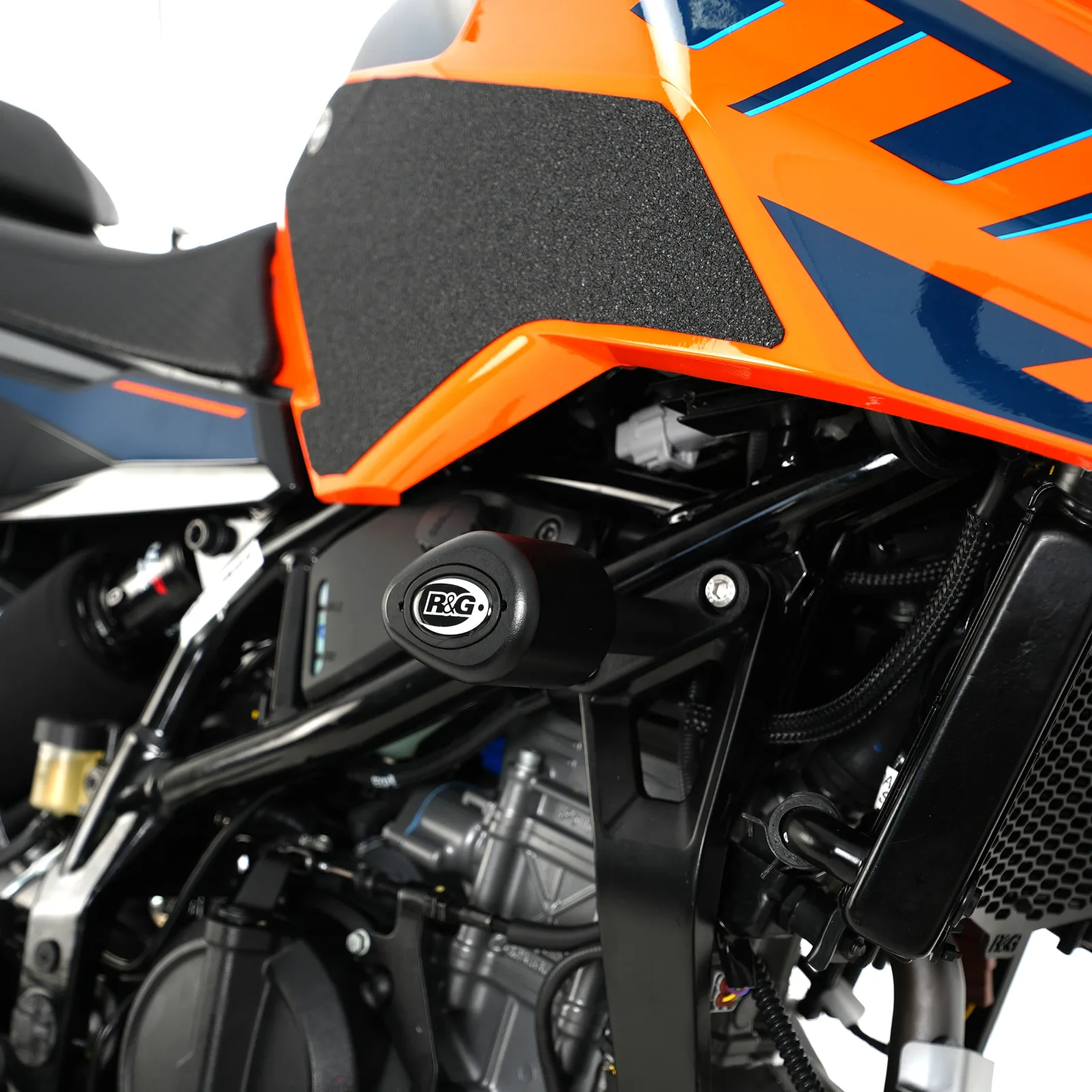R&G Краш тапи Aero за Husqvarna Vitpilen 401 (2024+), KTM 125 Duke (2024+), 250 Duke (2024+), 390 Duke (2024+)