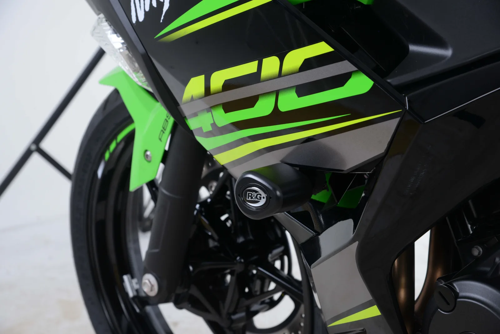 R&G Краш тапи Aero за Kawasaki Ninja 400 (2018+), Ninja 250 (2018–2020), Z400 (2019–2020), Z500 (2024+) и др.